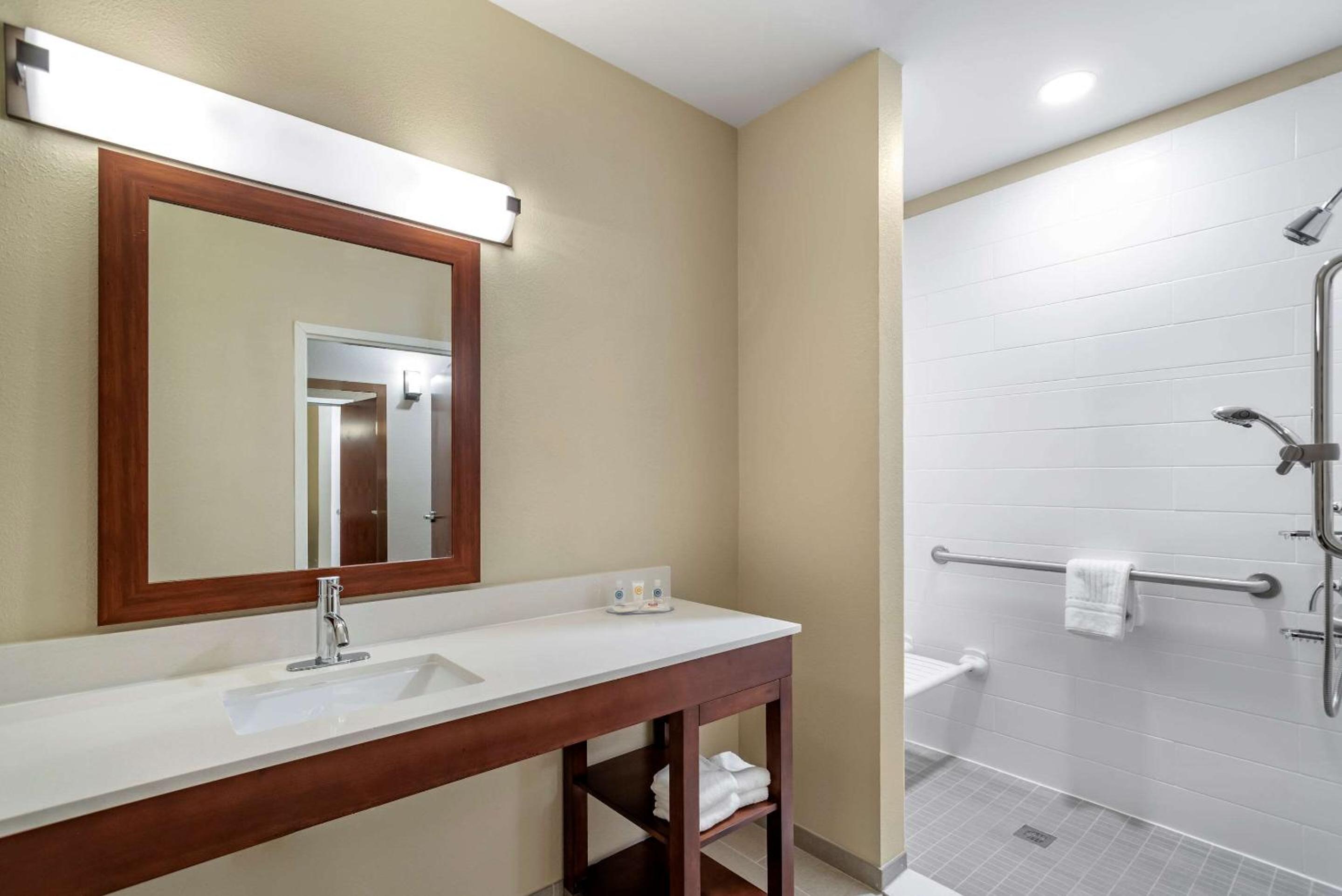 King Room - Accessible/Non-Smoking - Photo 4