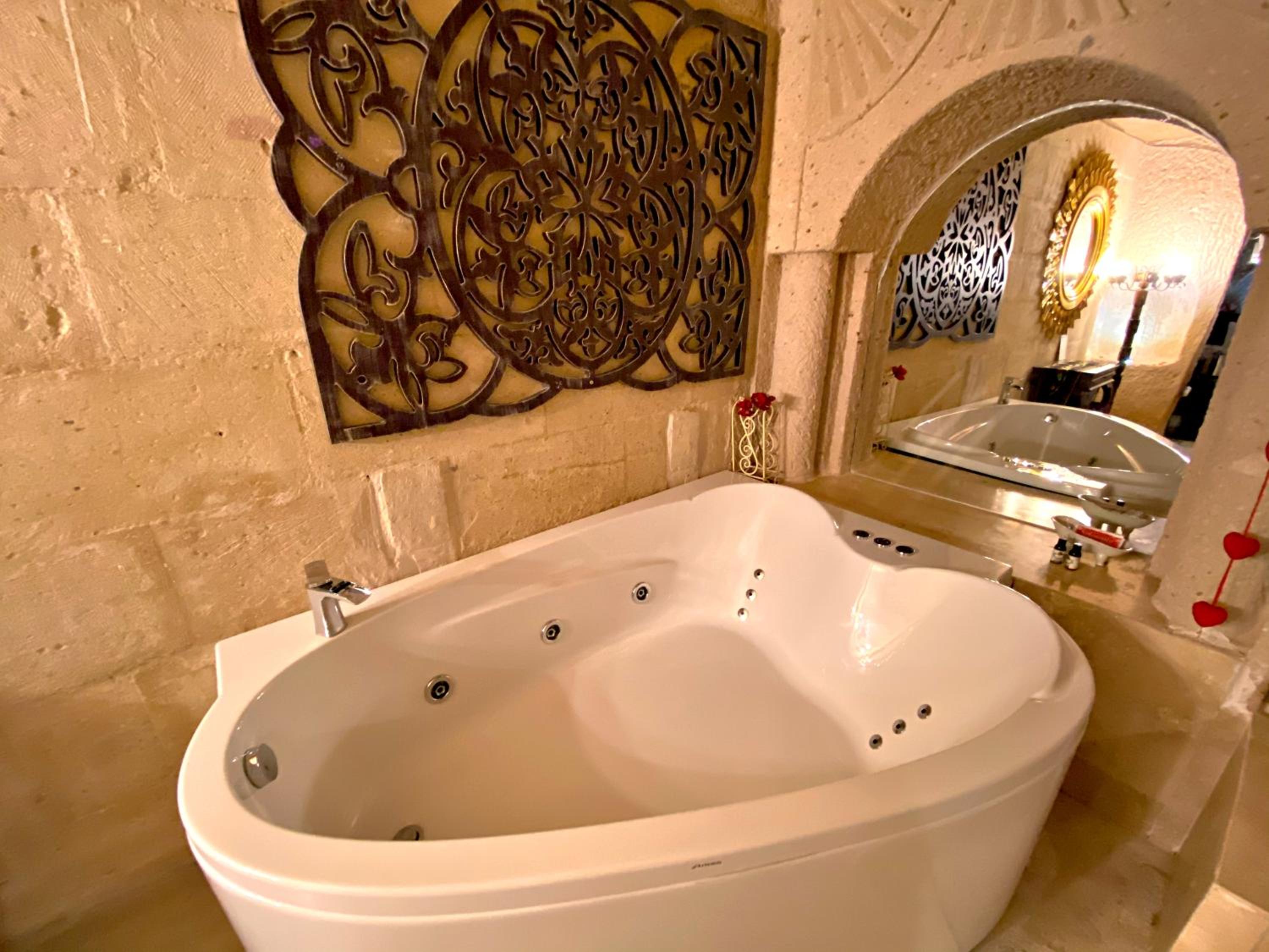 Honeymoon Cave Suite with Spa Bath photo 2