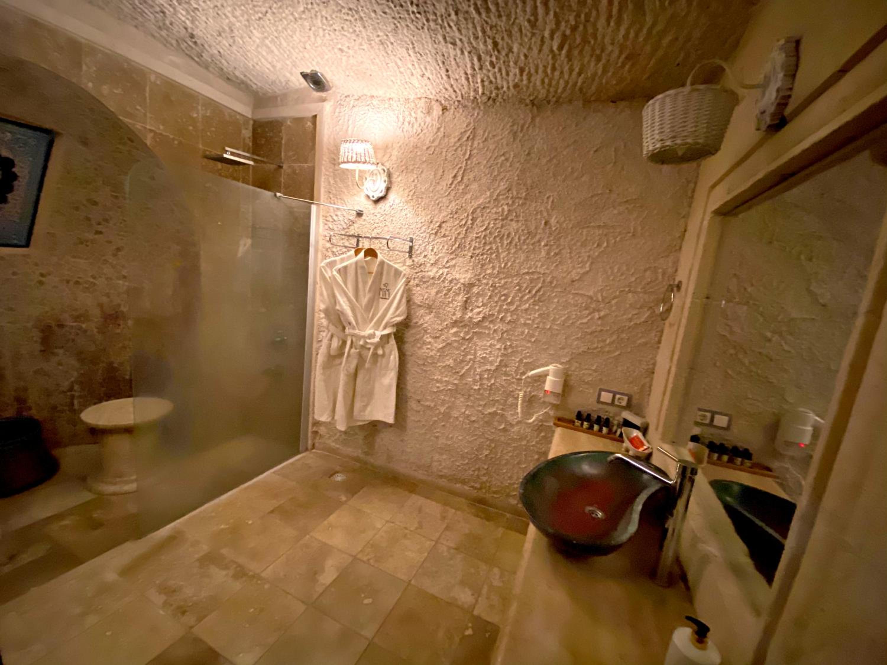 Honeymoon Cave Suite with Spa Bath photo 3