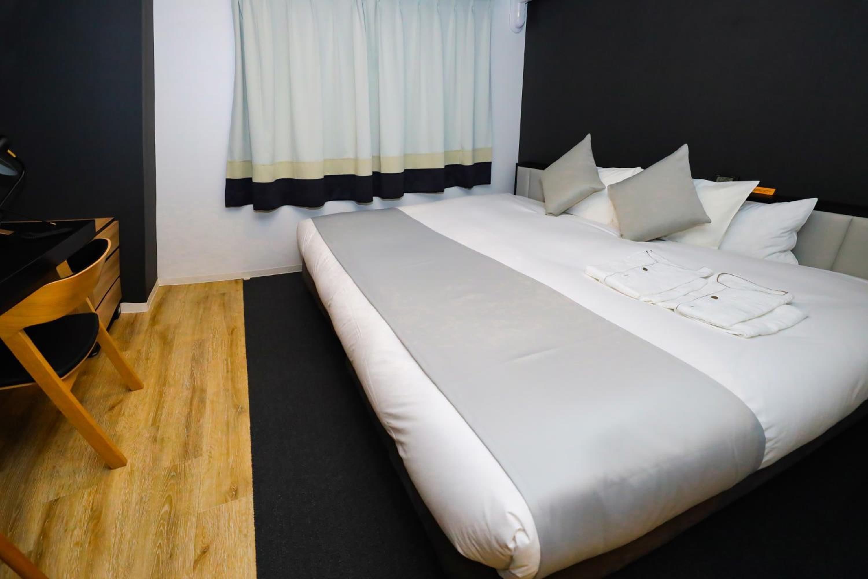 Deluxe Double Room thumbnail 6