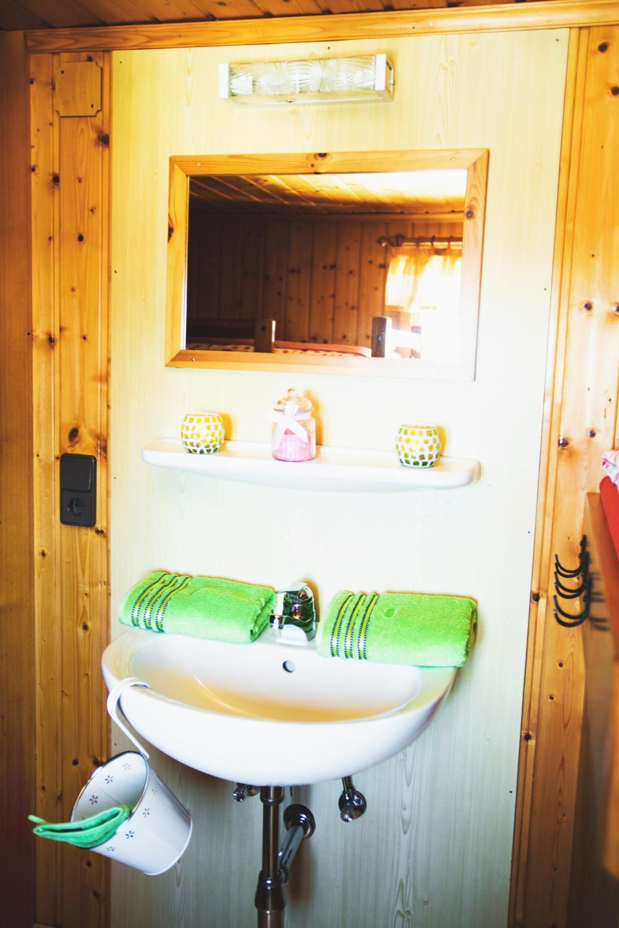 Quadruple Room with Shared Bathroom photo 3