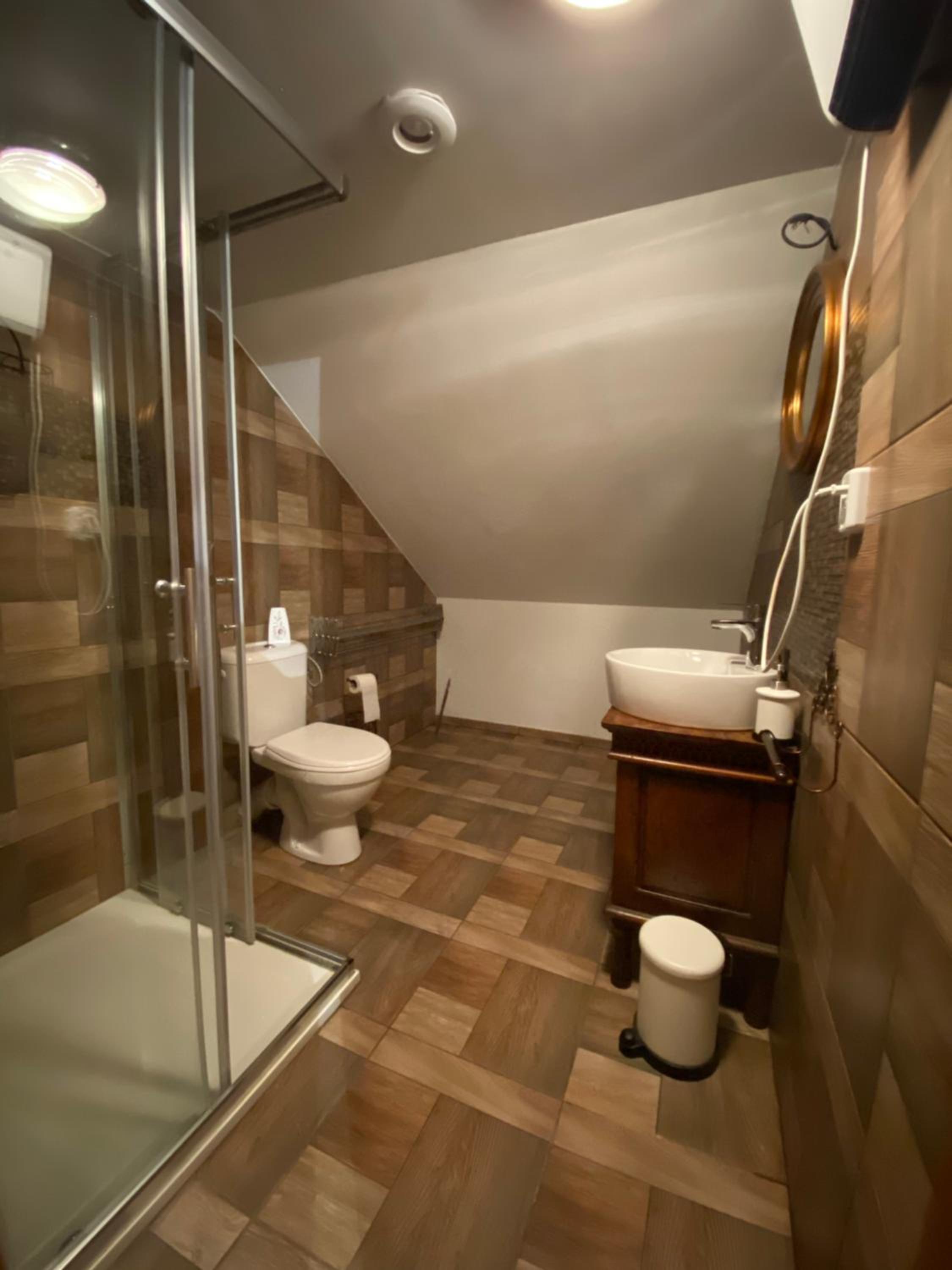 Family Room with Shared Bathroom photo 2