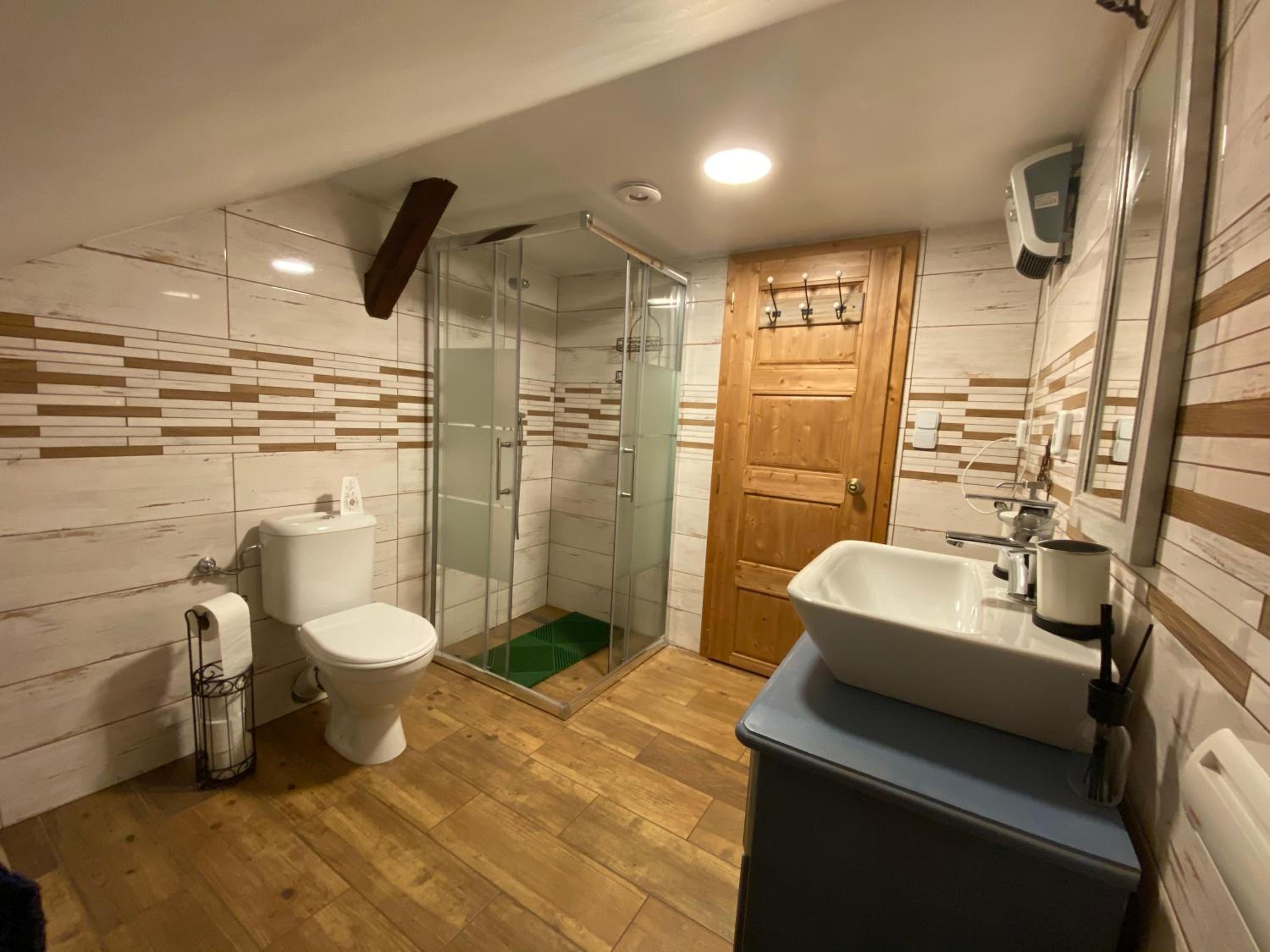 Family Room with Private Bathroom photo 2