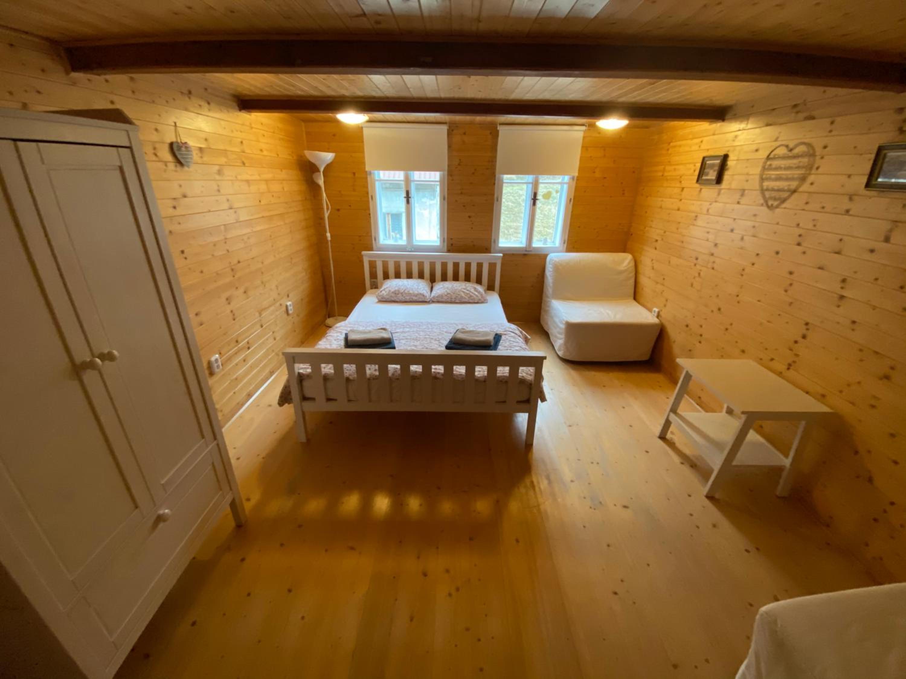 Family Room with Shared Bathroom photo 1