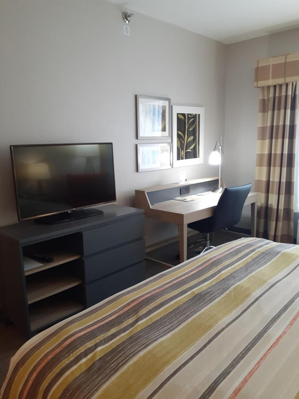 Queen Room with Two Queen Beds - Non-Smoking - Photo 1