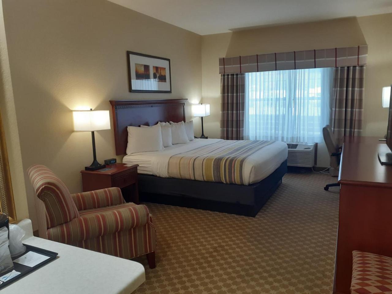 King Room - Non-Smoking - Photo 3