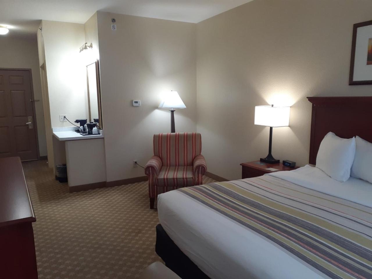 King Room - Non-Smoking - Photo 2