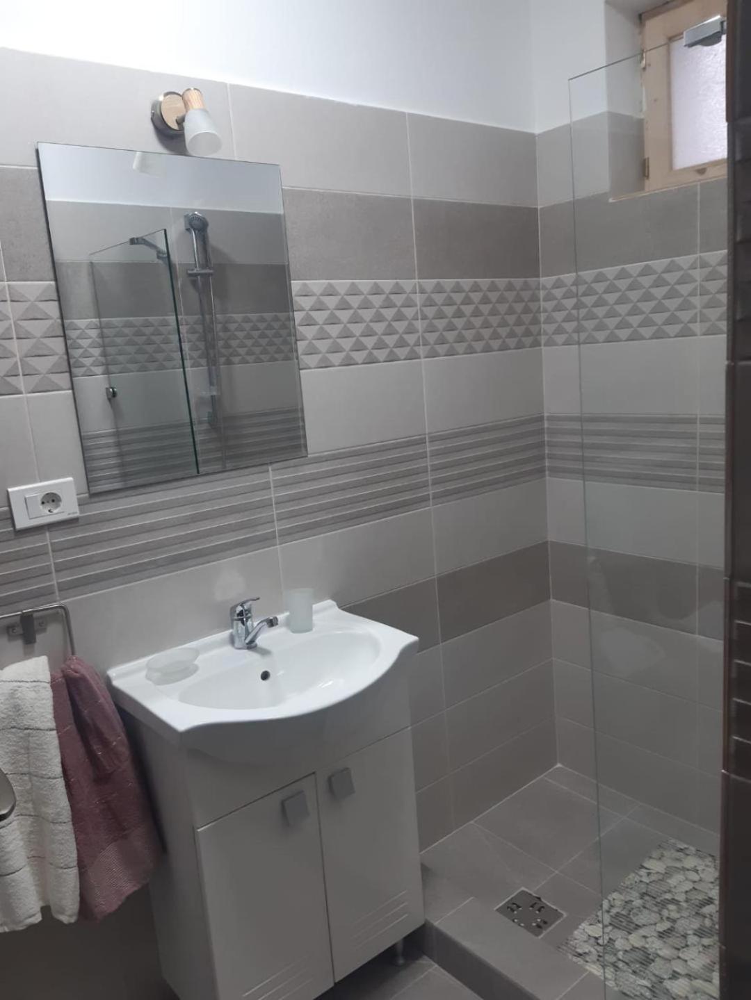 Deluxe Double Room (2 Adults + 1 Child) - Photo 7