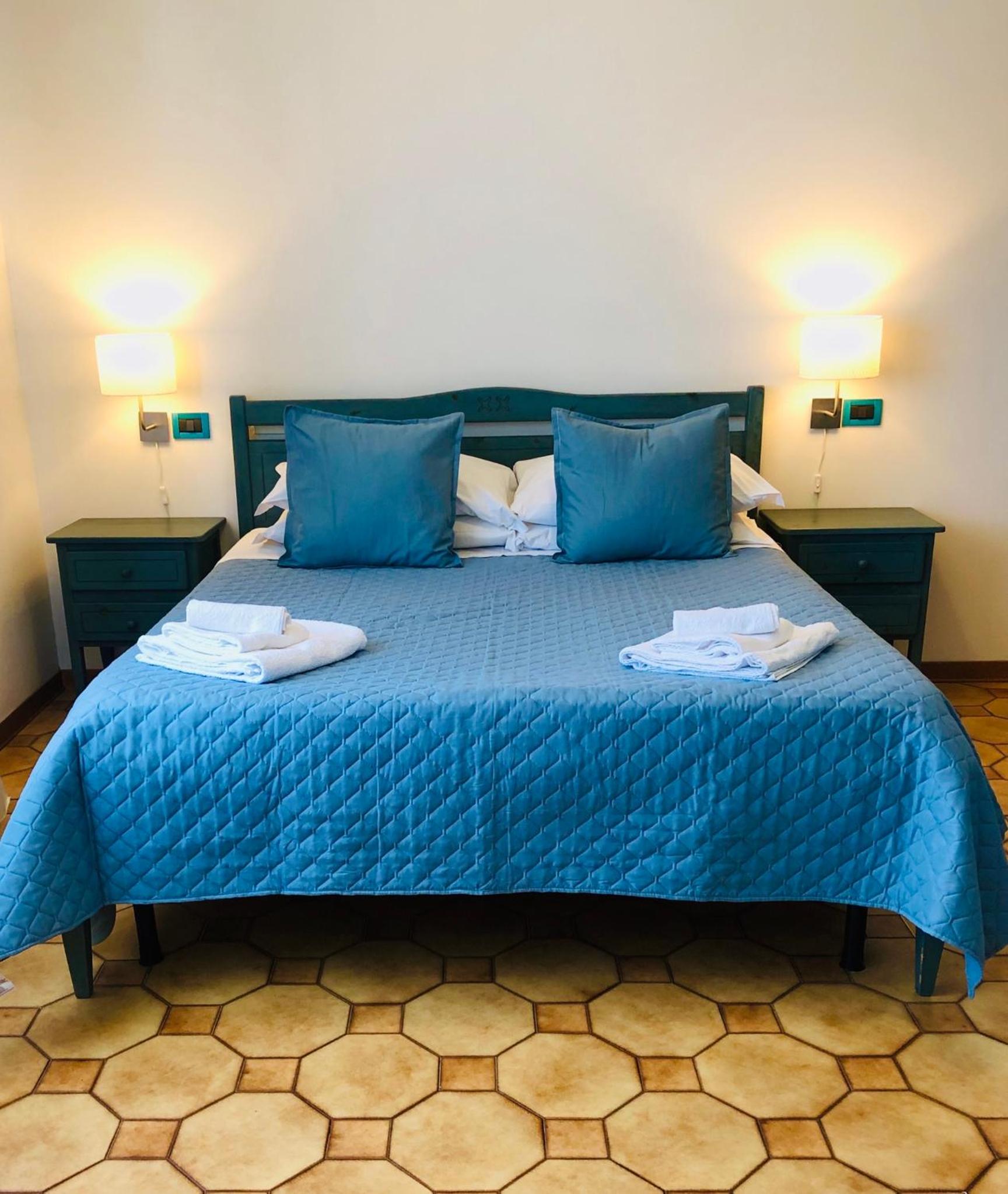 Deluxe Double Room - Photo 9