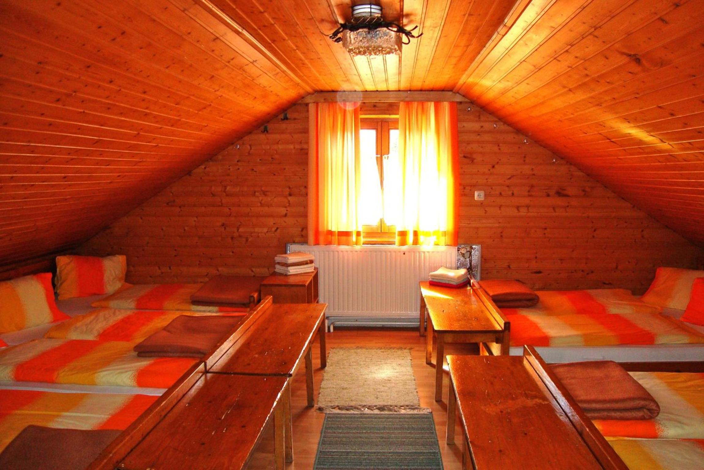 10-Bed Room with Shared Bathroom photo 1