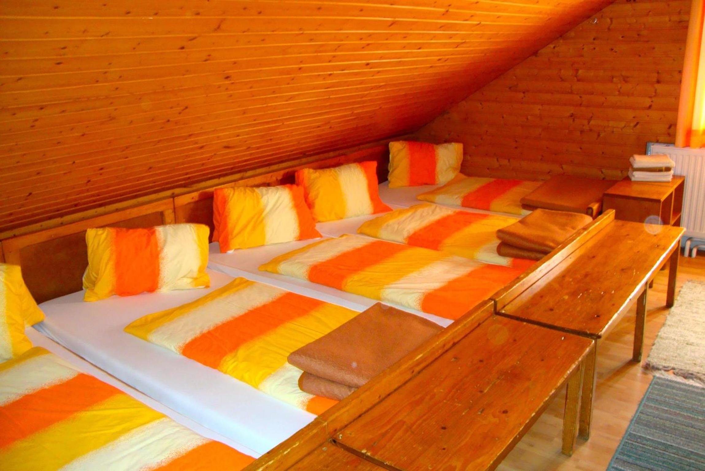 10-Bed Room with Shared Bathroom photo 2