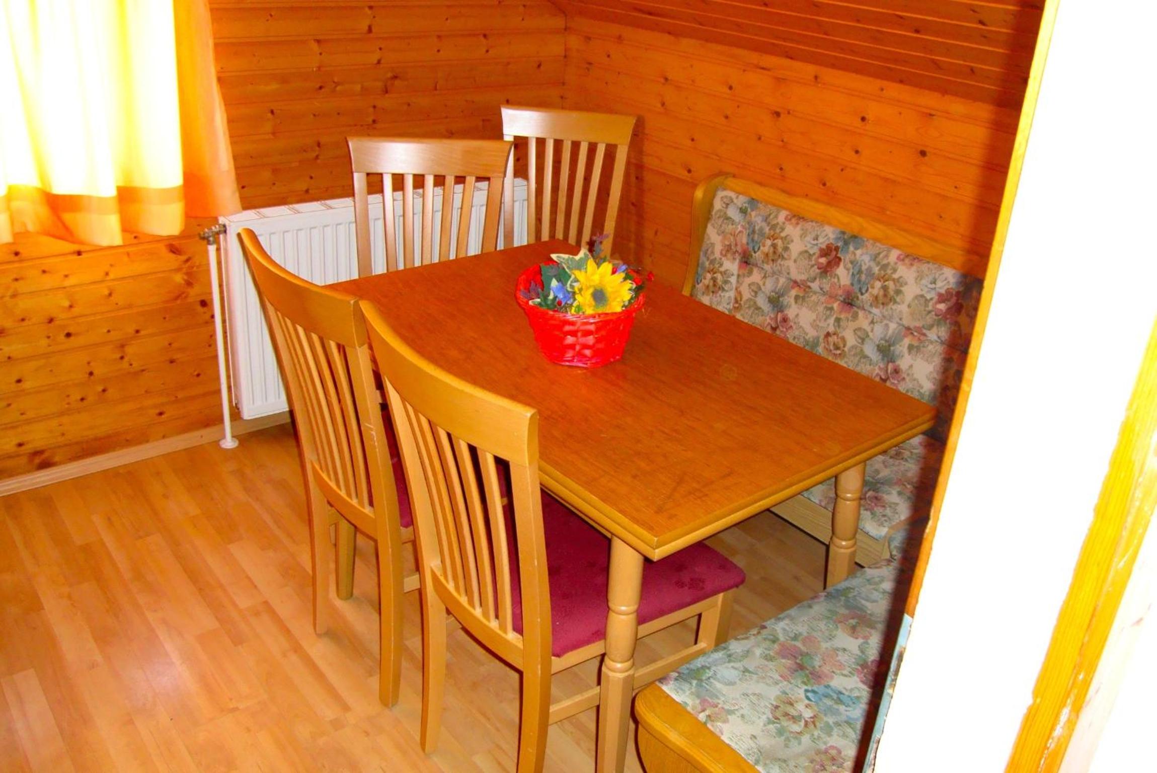 10-Bed Room with Shared Bathroom photo 3