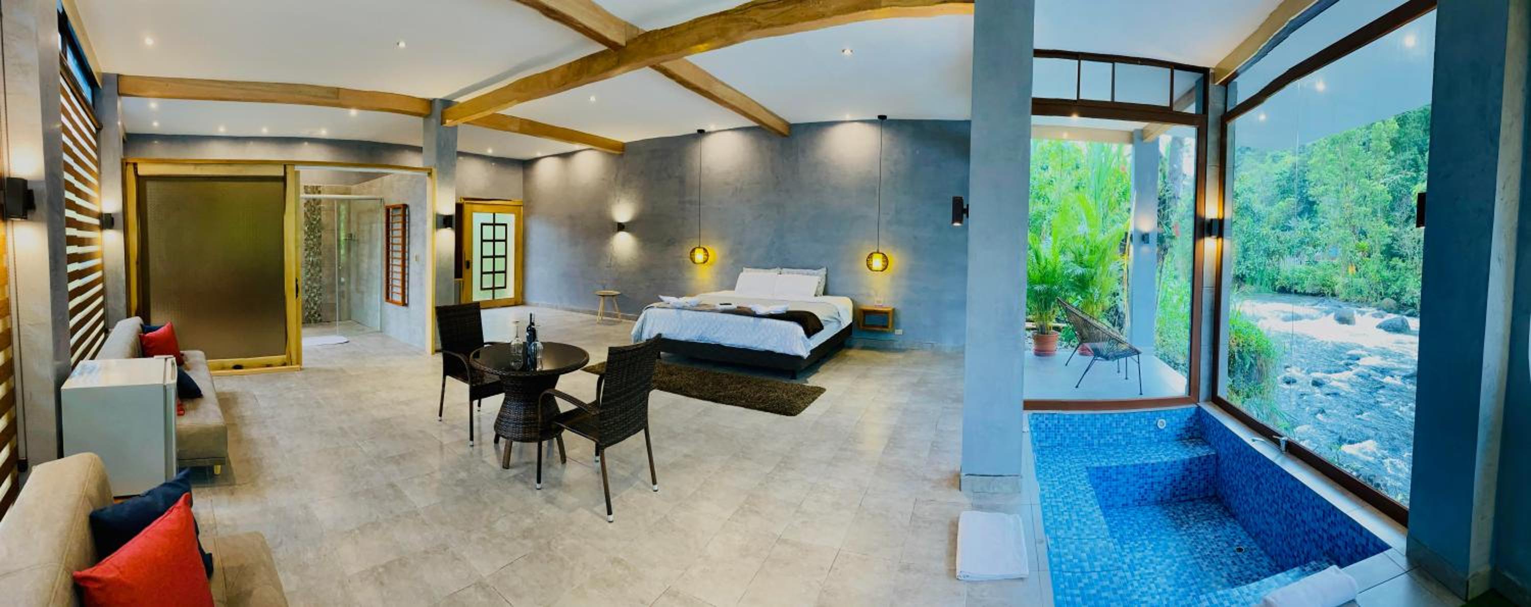 Deluxe Queen Suite