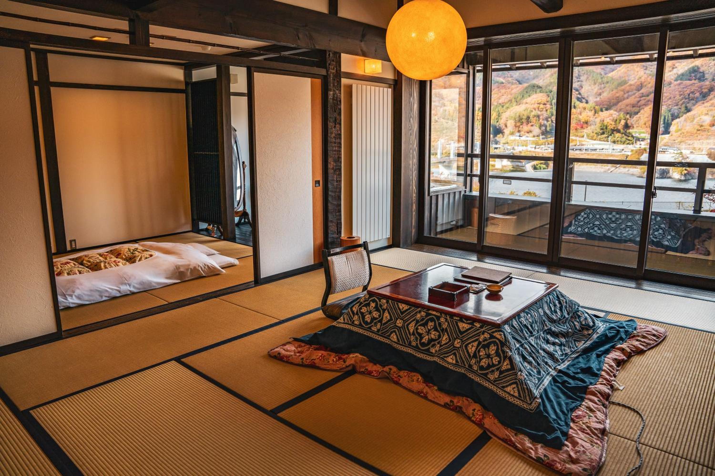 Japanese-Style Family Room with Lake View photo 3