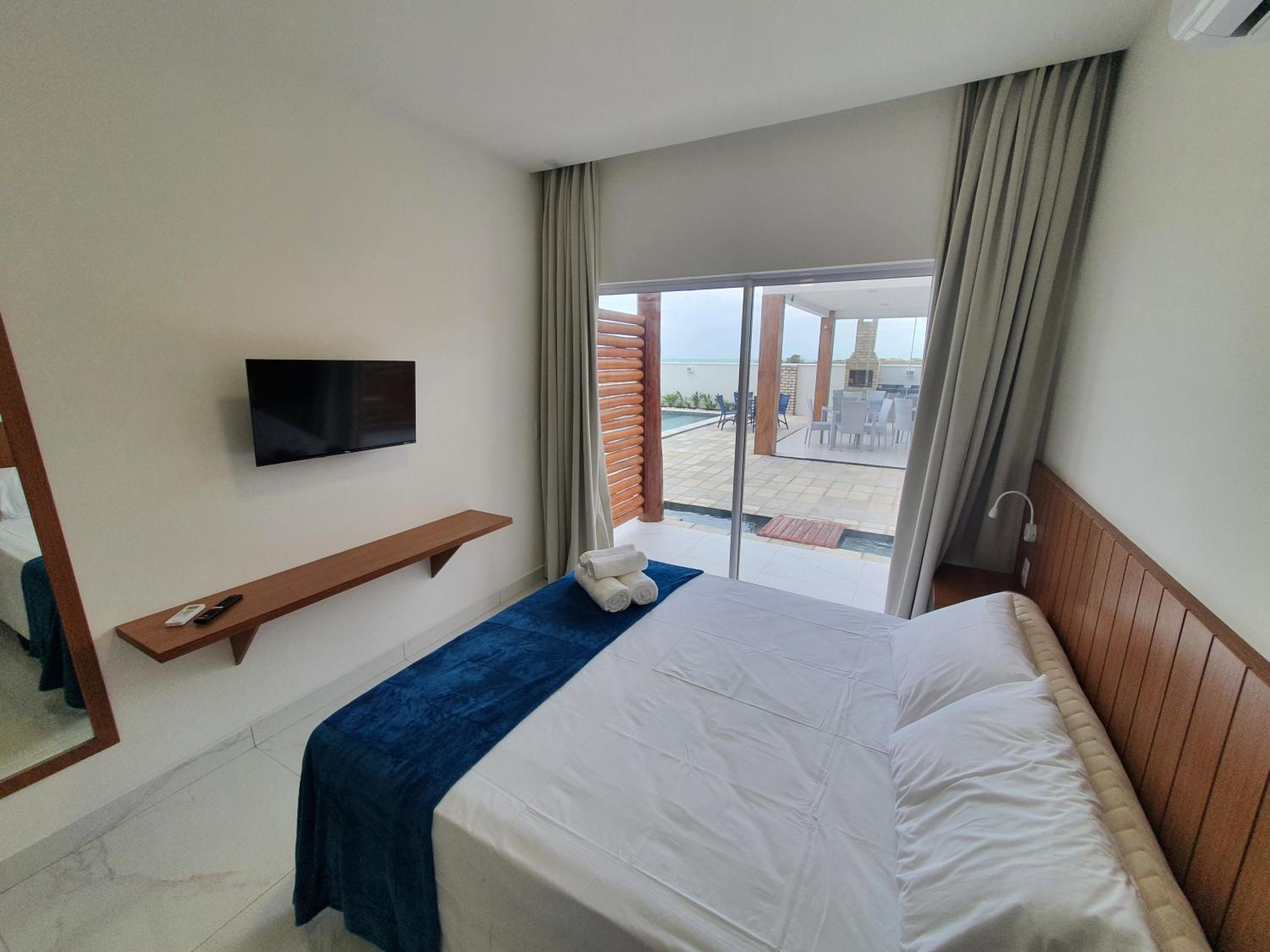 Deluxe Double Room with Balcony - Photo 4