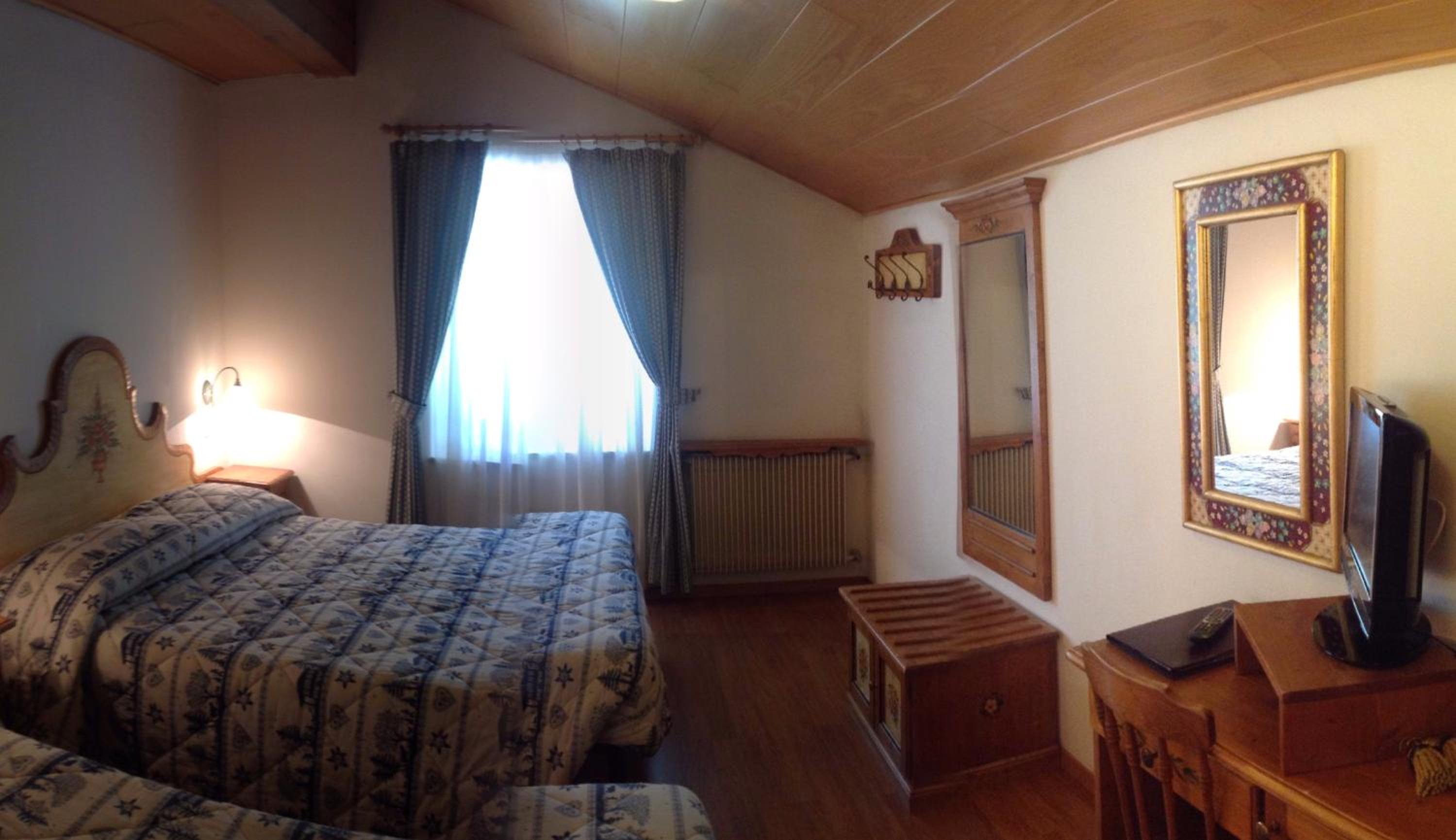 Double or Twin Room with Extra Bed - Photo 1