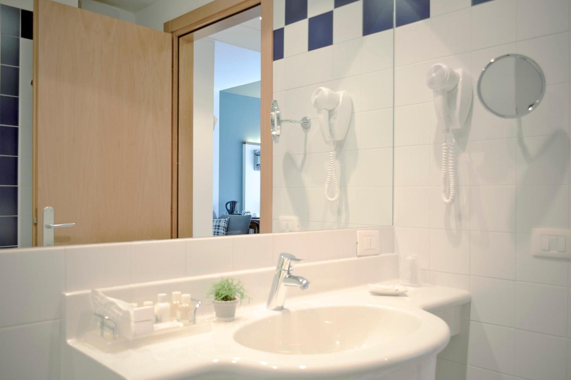 Standard Double/Twin Room - Photo 9