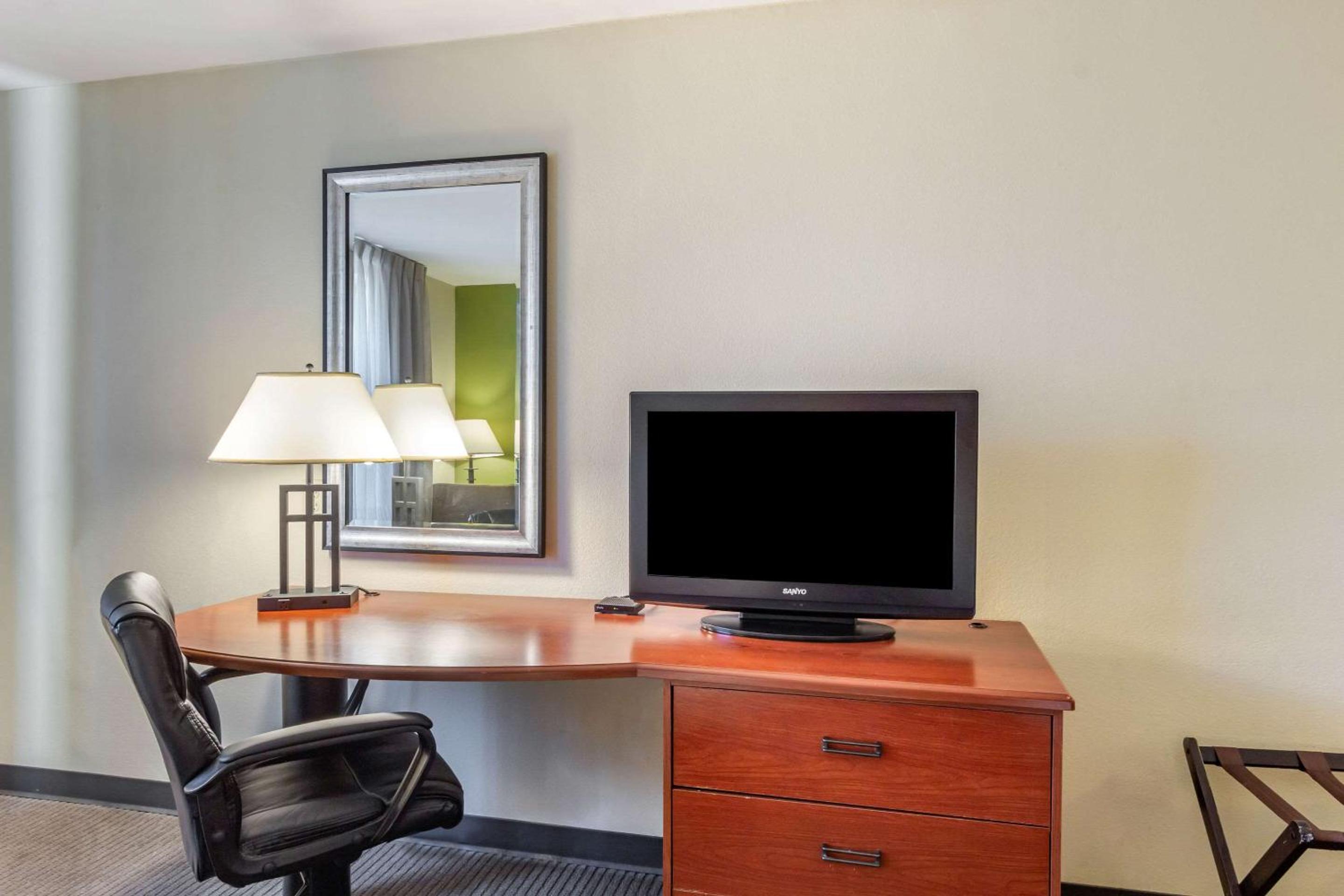King Suite - Accessible/Non-Smoking - Photo 1