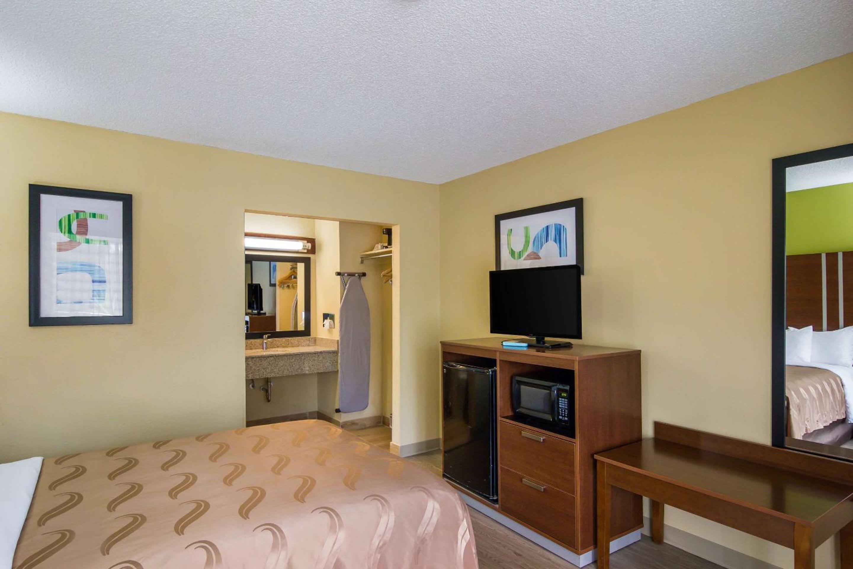 Standard King Room photo 2