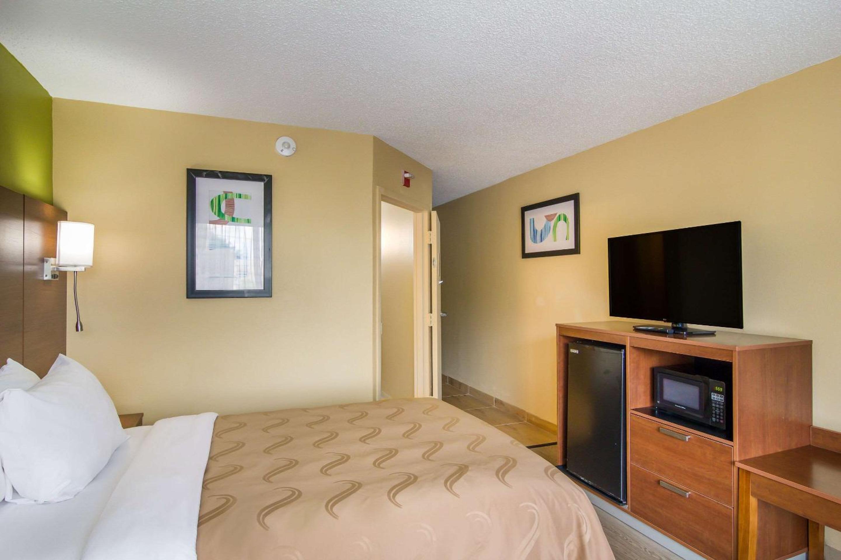 Double Room with Roll-In Shower - Accessible/Non-Smoking photo 3