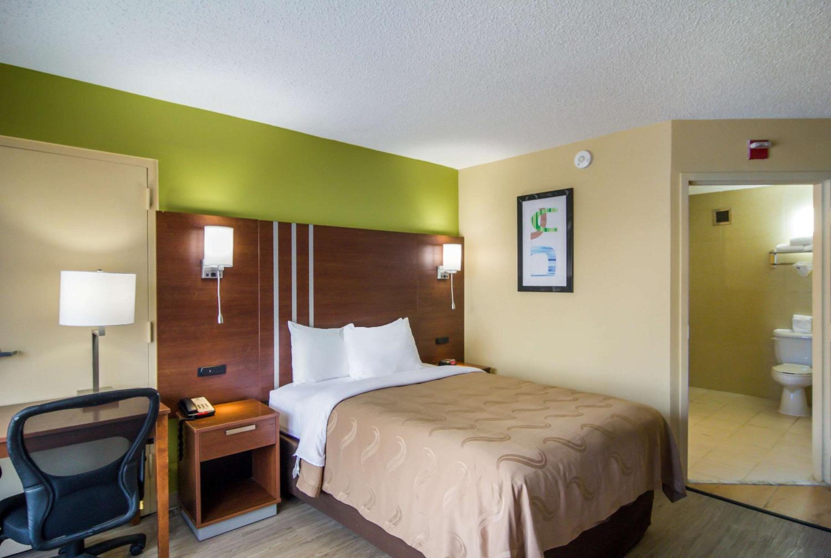 Double Room with Roll-In Shower - Accessible/Non-Smoking photo 2