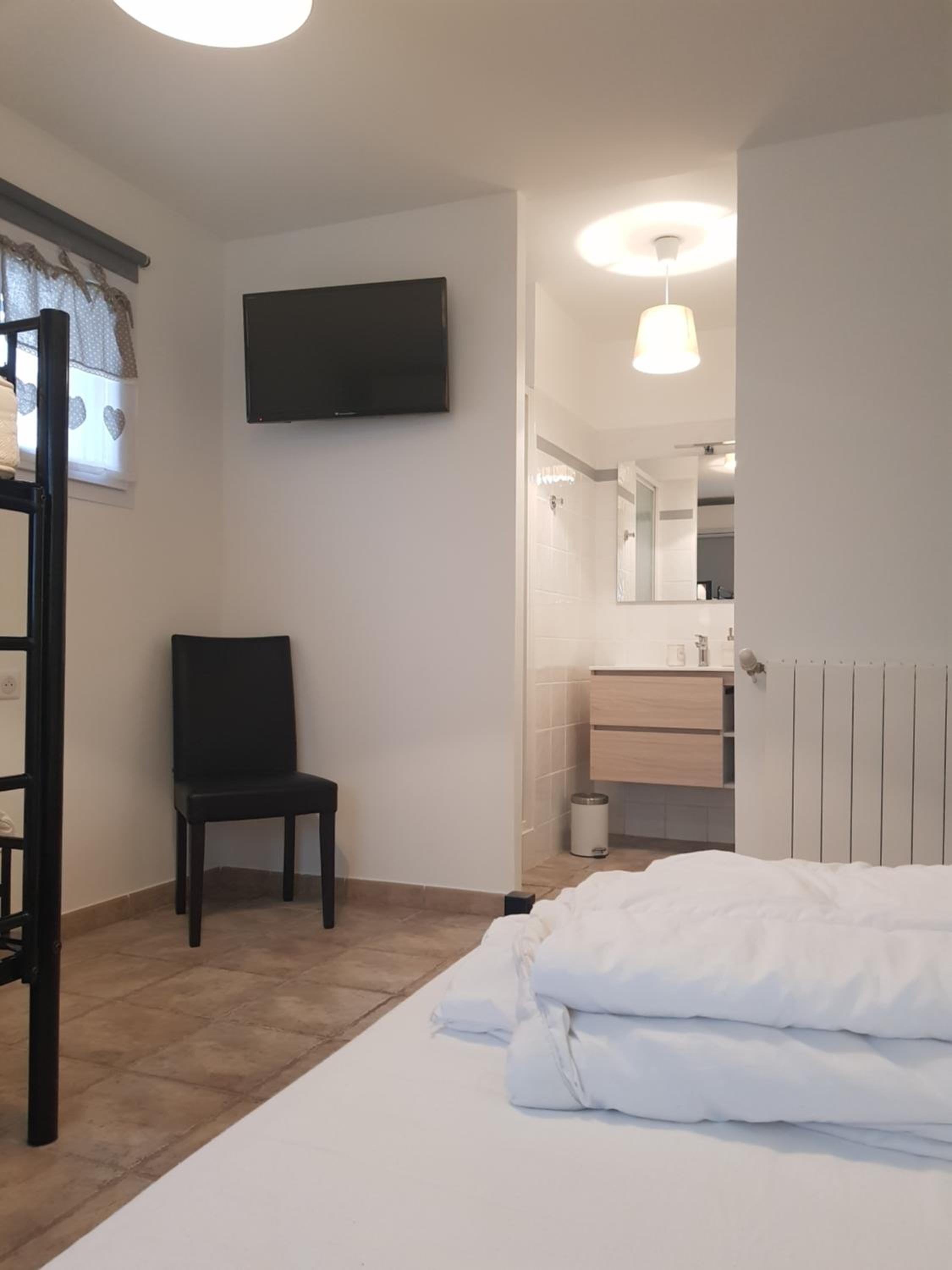 Studio Apartment - Photo 22
