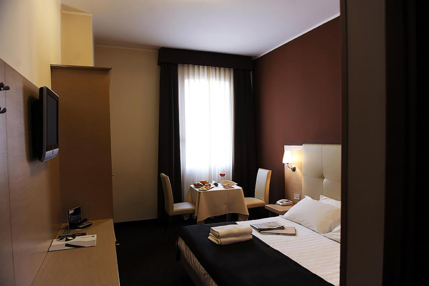 Double or Twin Room - Photo 10