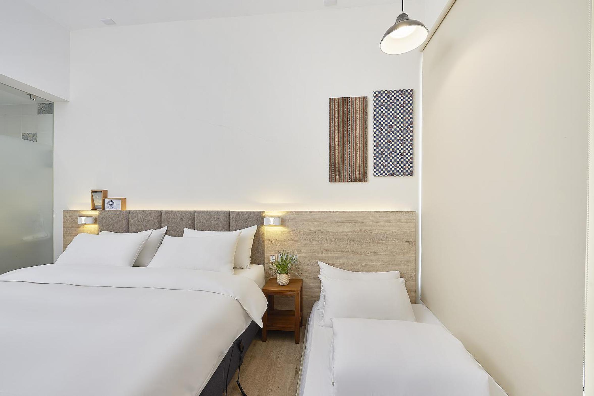 Triple Room with Combined 2 Electric Adjustable Single Beds and 1 Futon Bed photo 2
