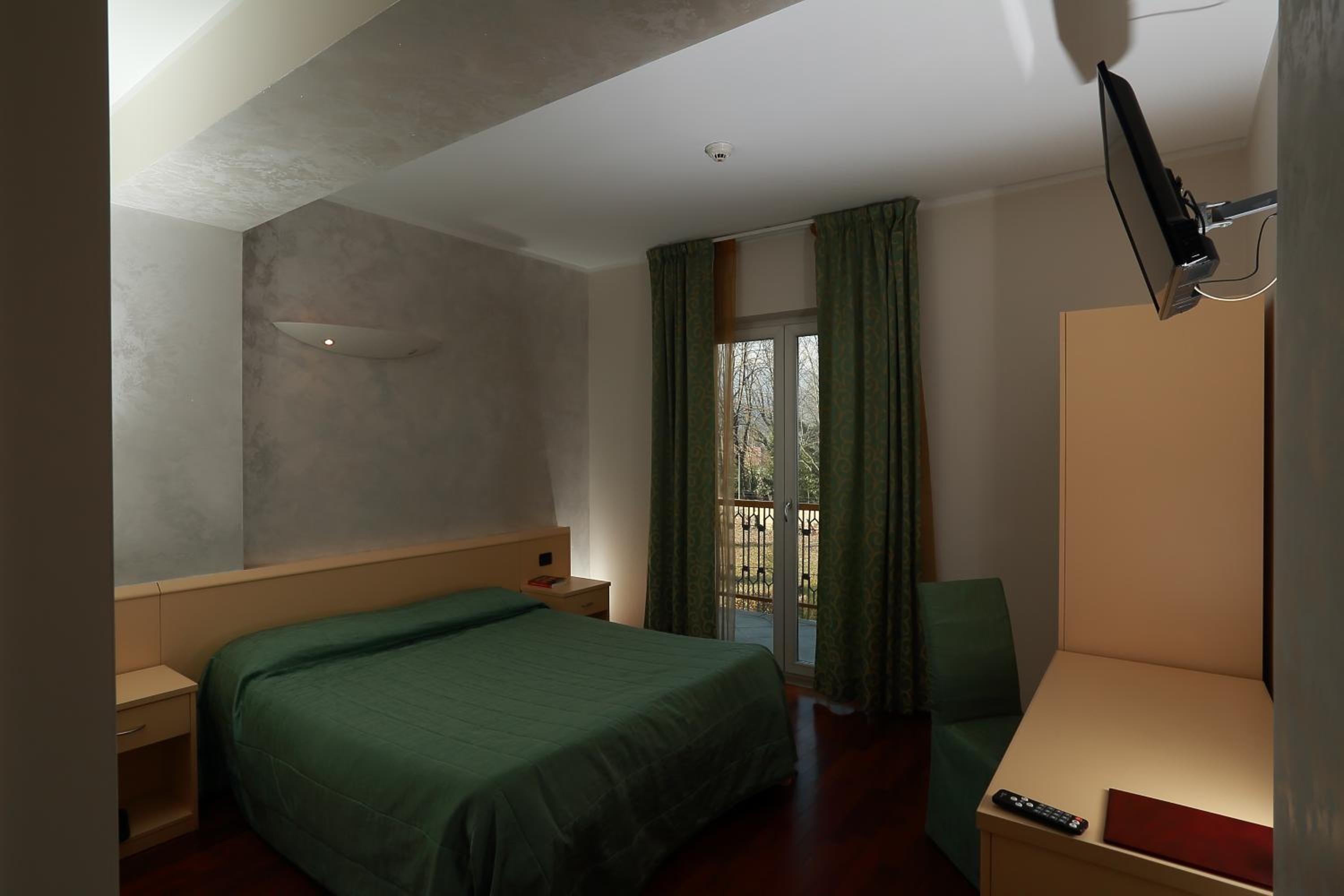 Standard Double Room with Mountain View - Photo 11