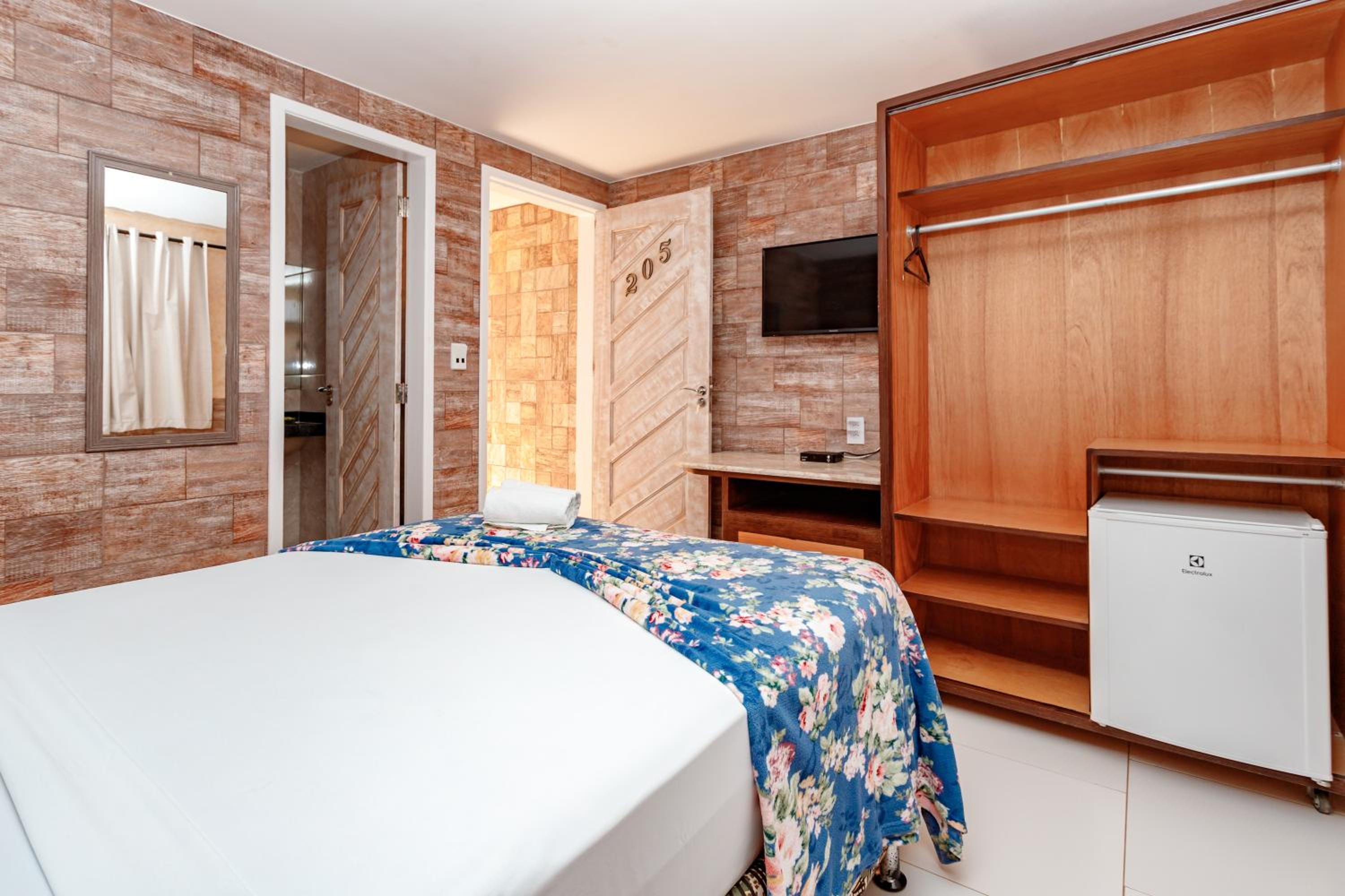 Standard Double Room - Photo 9