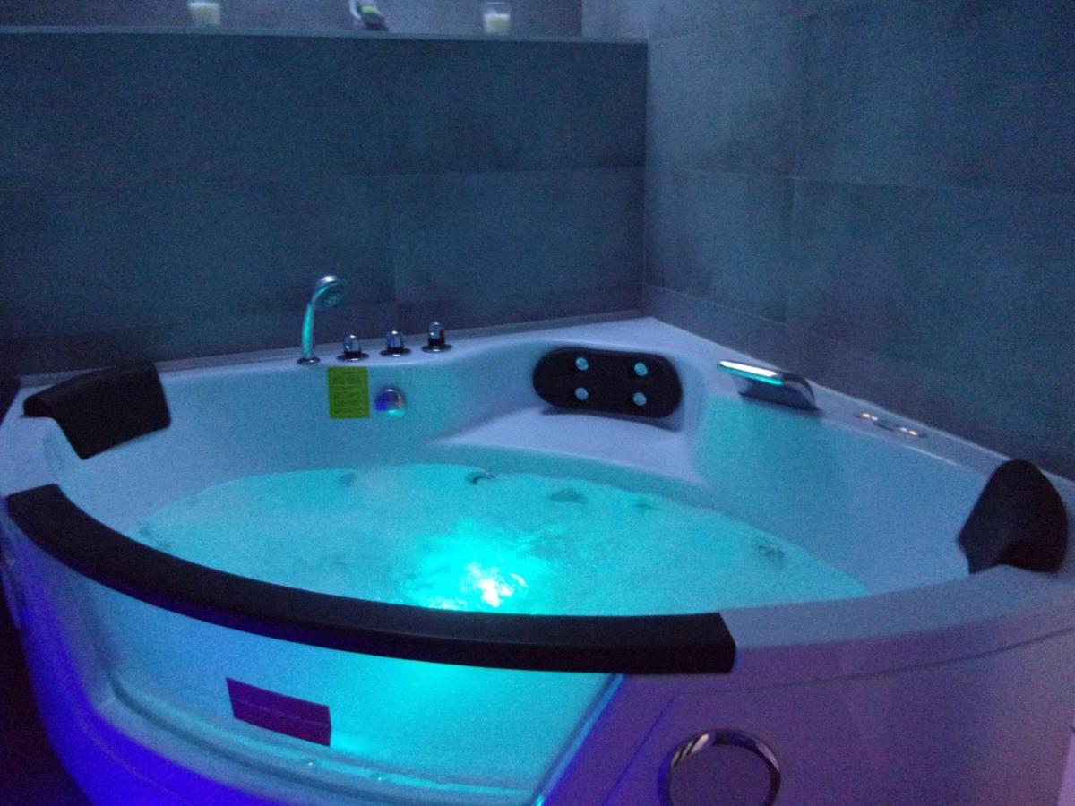 Suite with Hot Tub - Photo 5