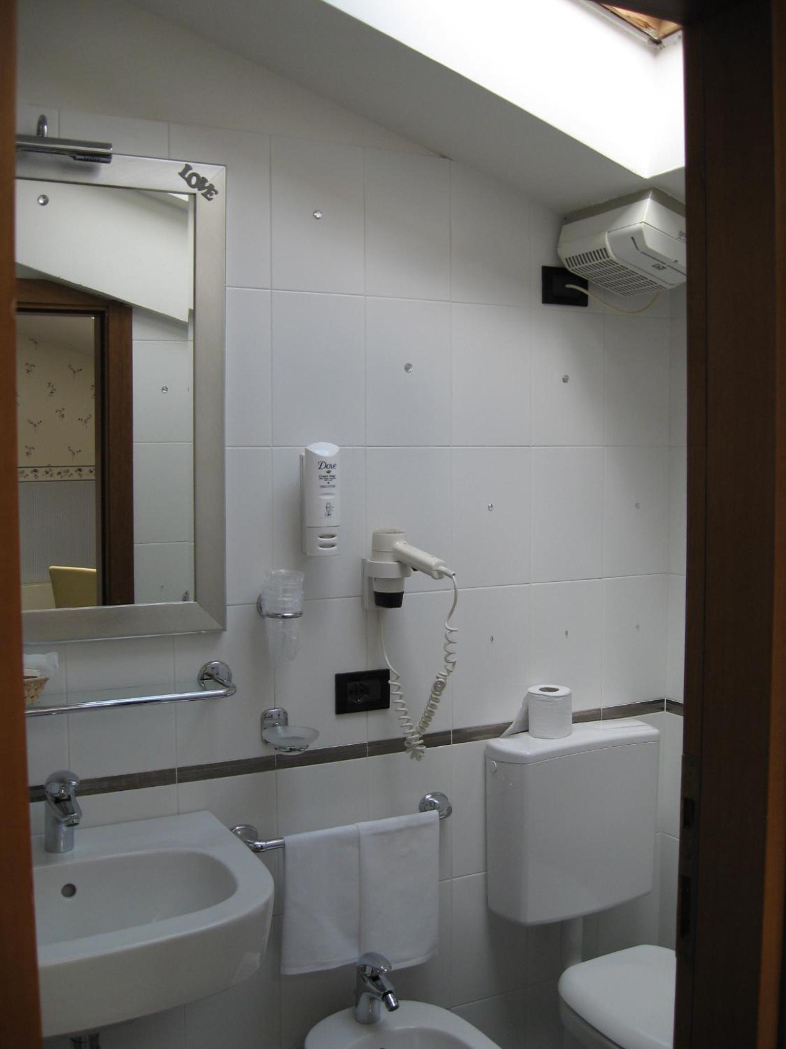 Double Room - Photo 17