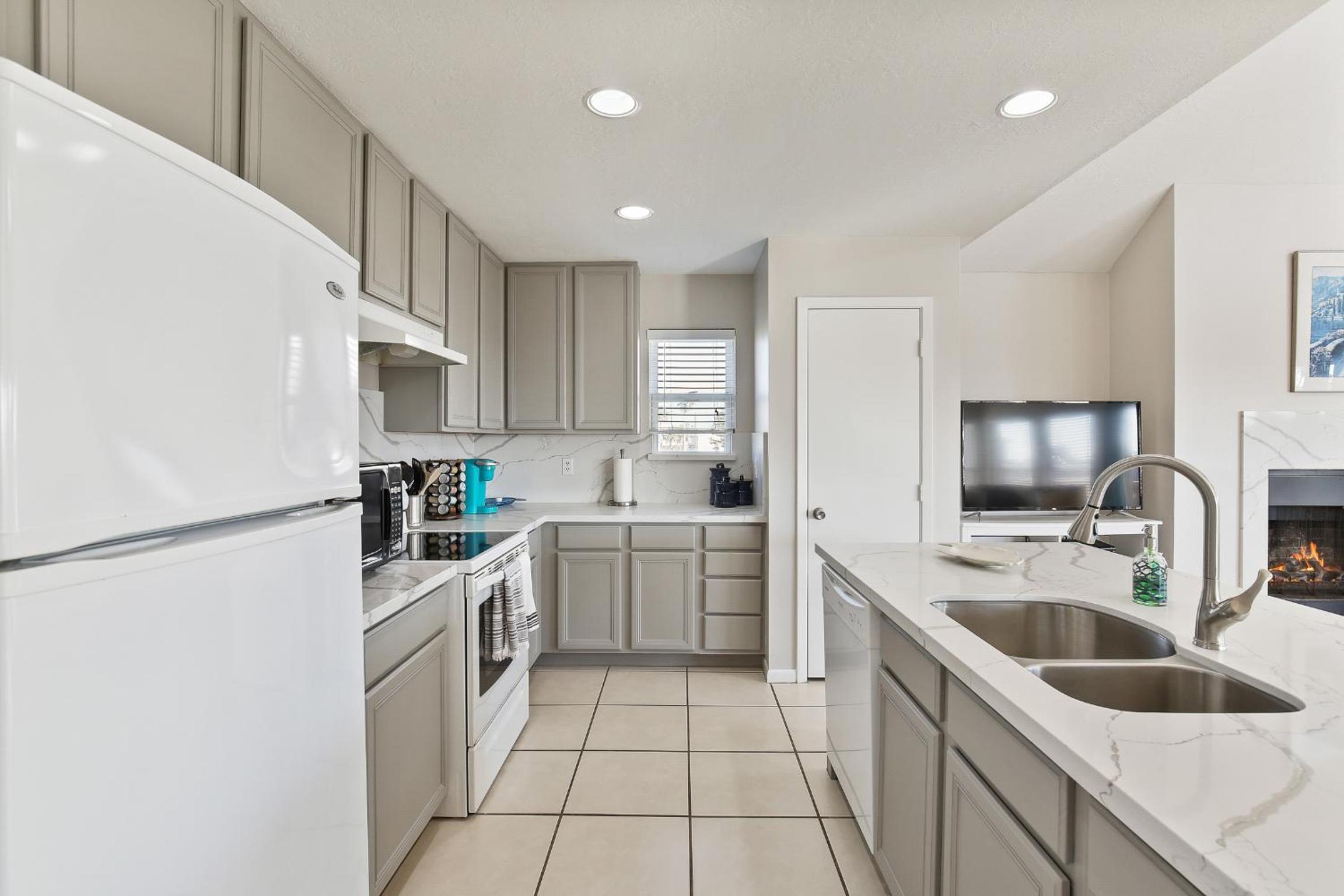 Three-Bedroom House - Photo 9