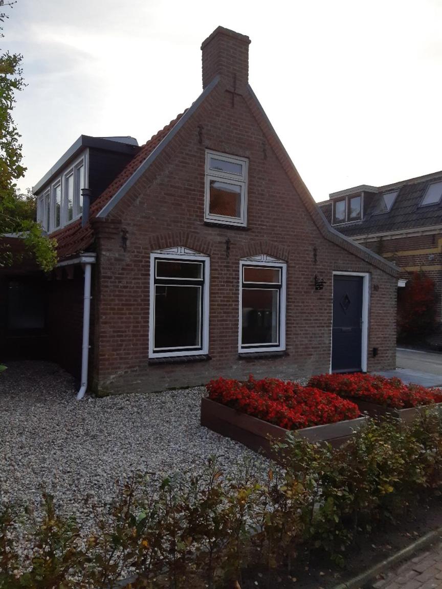Three-Bedroom House photo 3