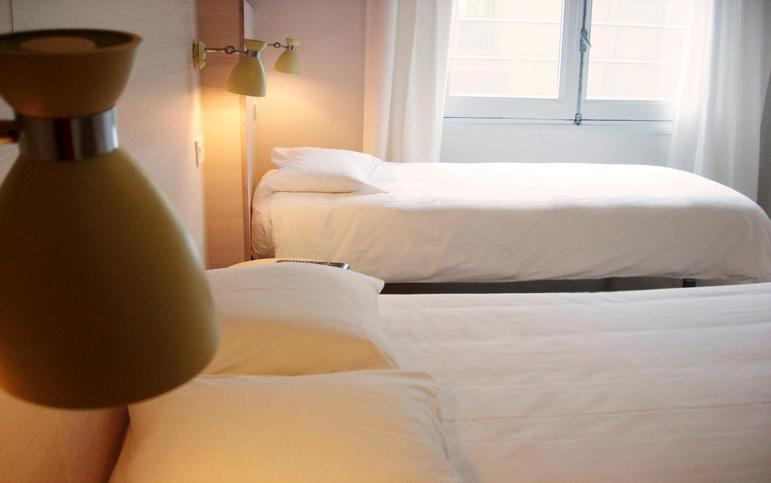 Habitación Doble Económica con cama adicional y baño compartido