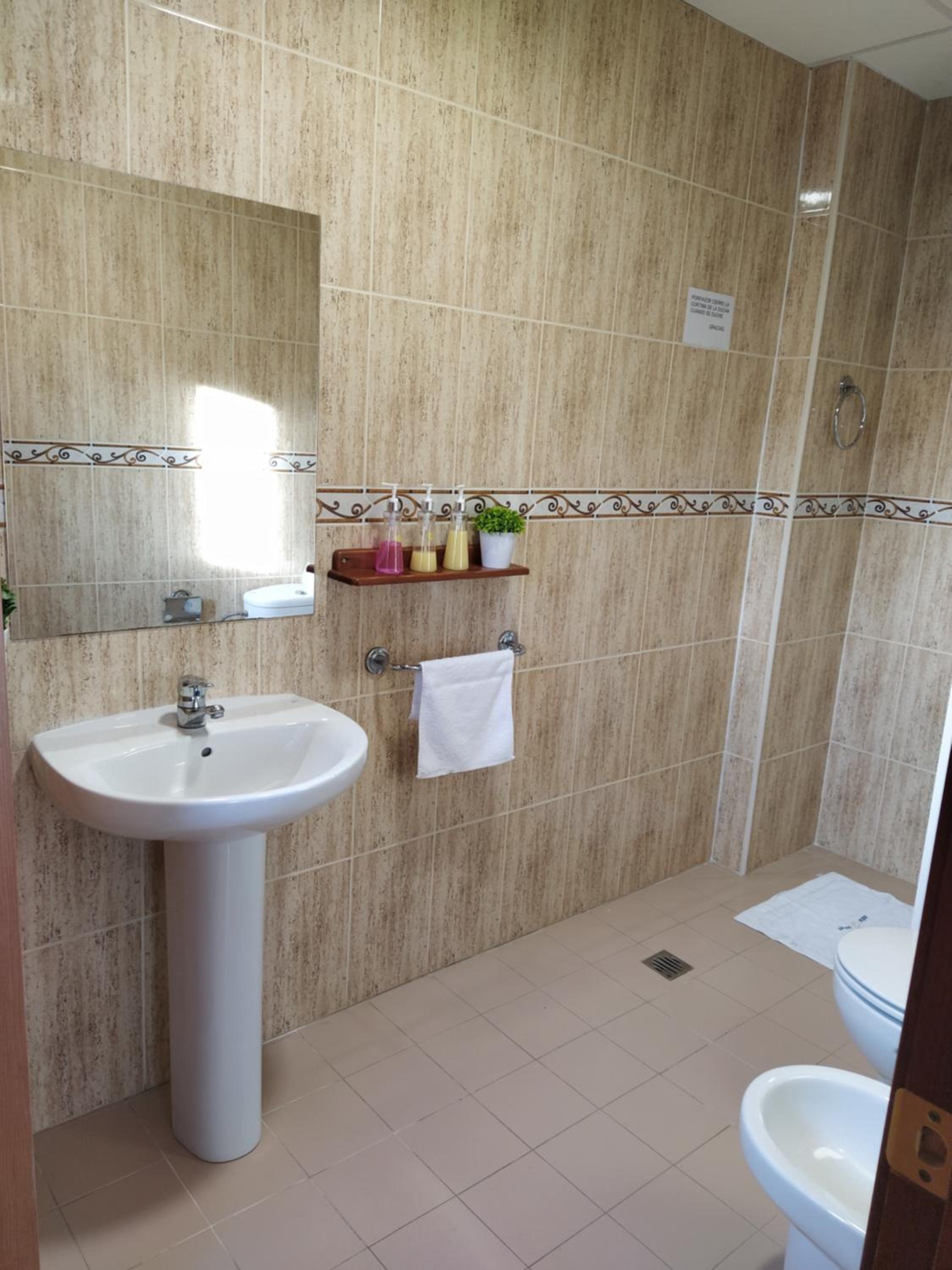 Triple Room with Private Bathroom - Photo 4