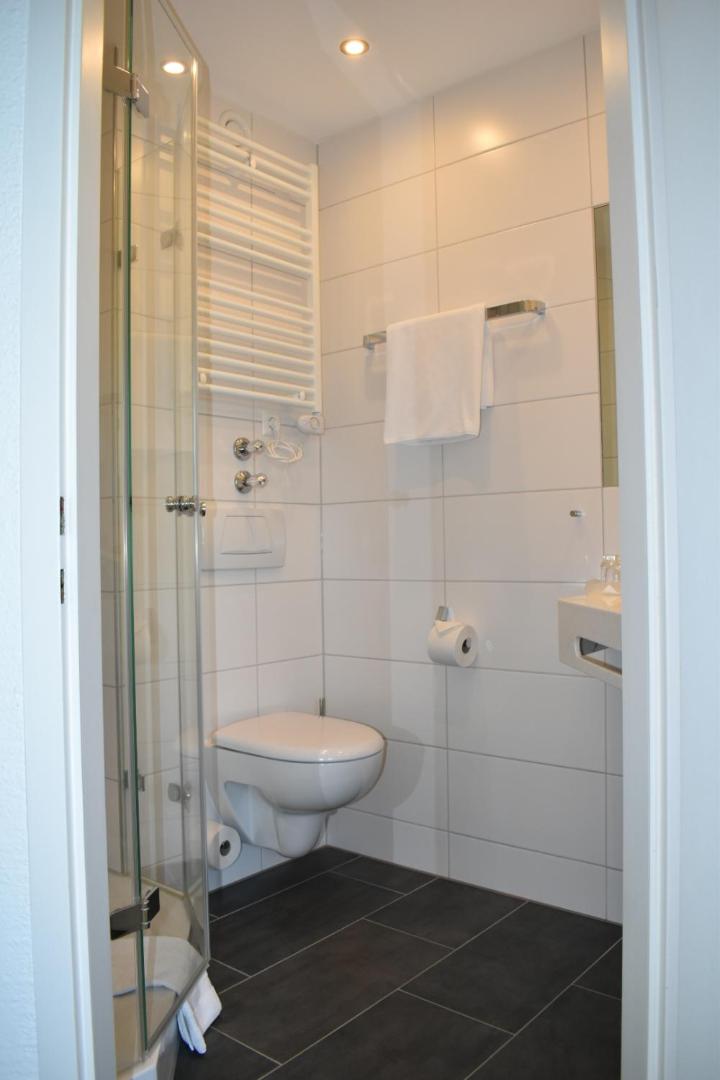 Double Room with Balcony and Park View - Photo 12