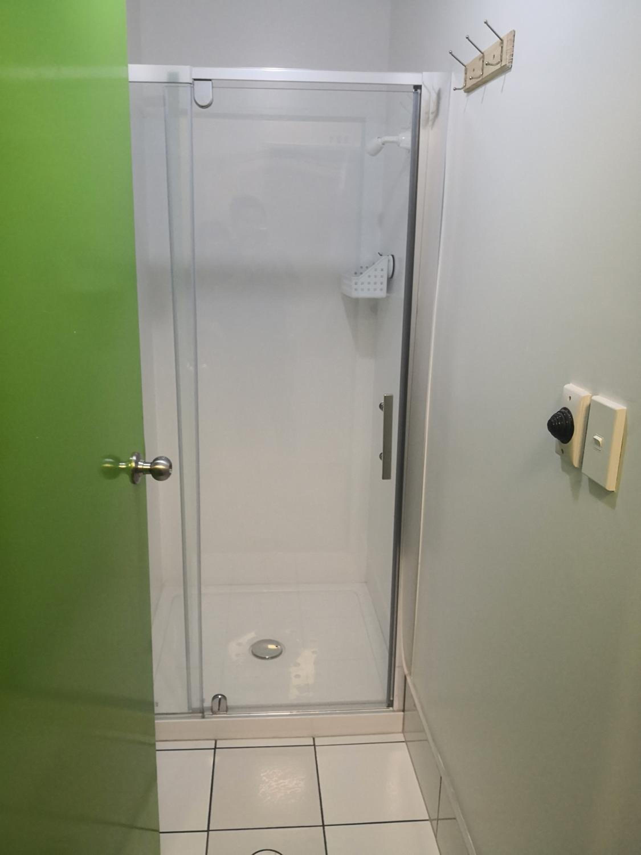 Budget Twin Room - Photo 9