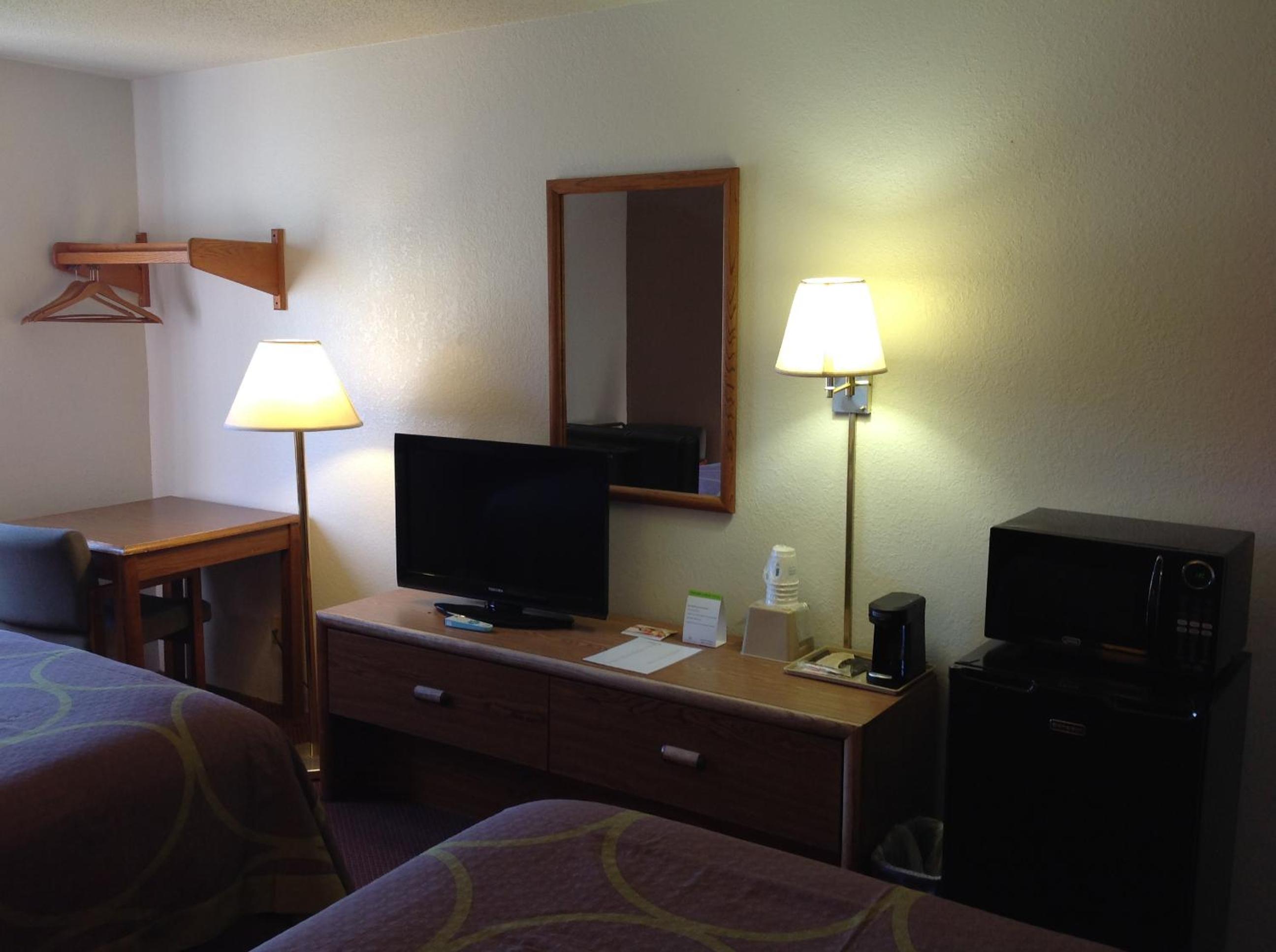 Deluxe Double Room with Two Double Beds - Non-Smoking - Photo 12