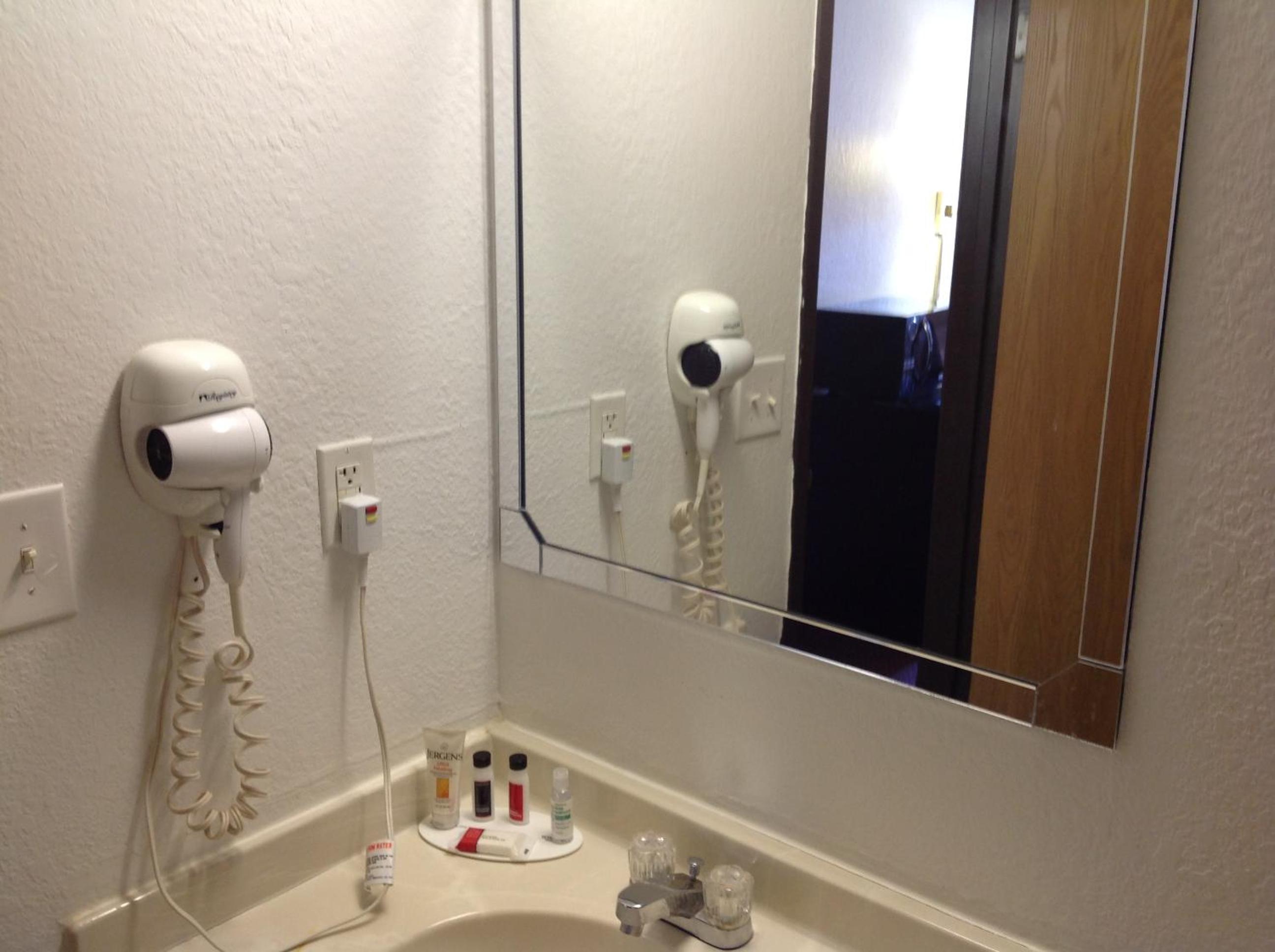 Deluxe Double Room with Two Double Beds - Non-Smoking - Photo 9