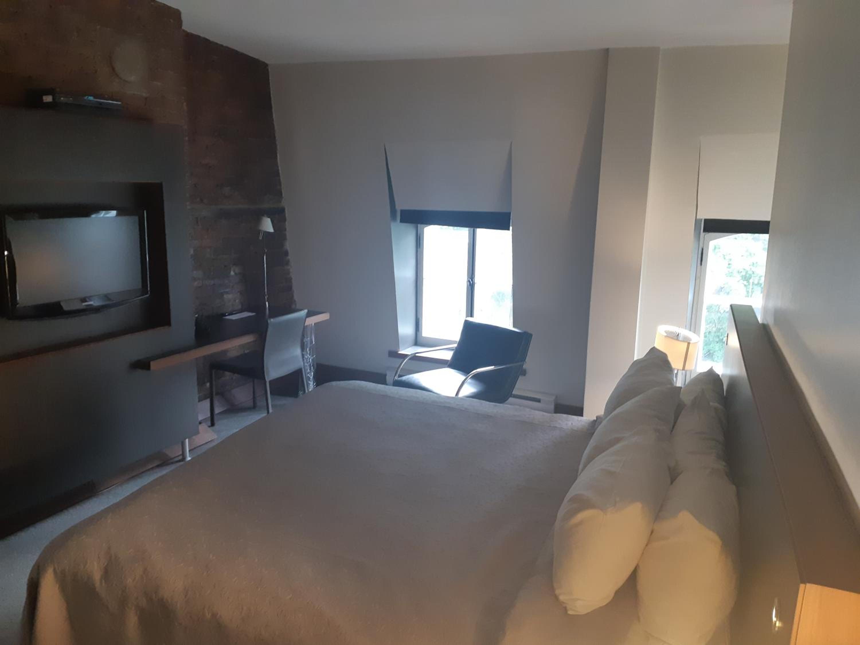 Standard King-sized bed room  photo 2