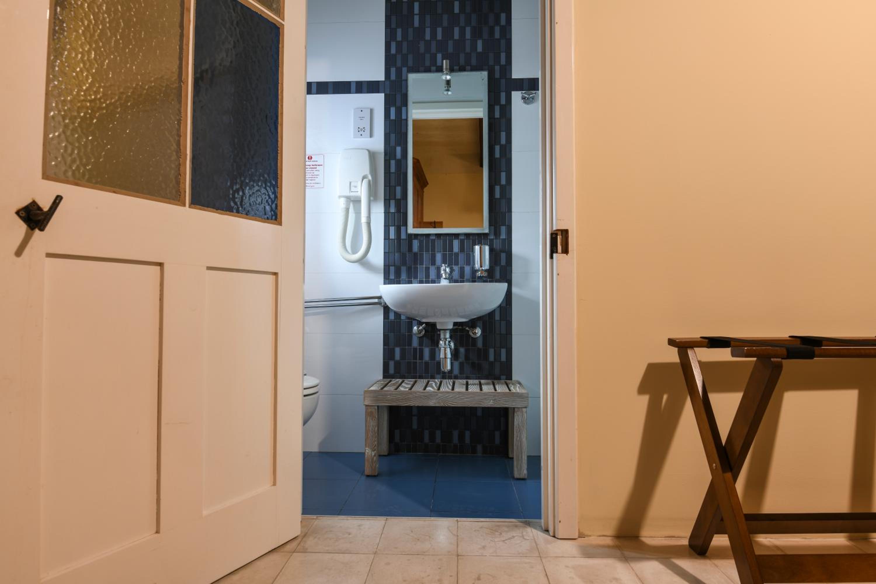 Double or Twin Room - Photo 6