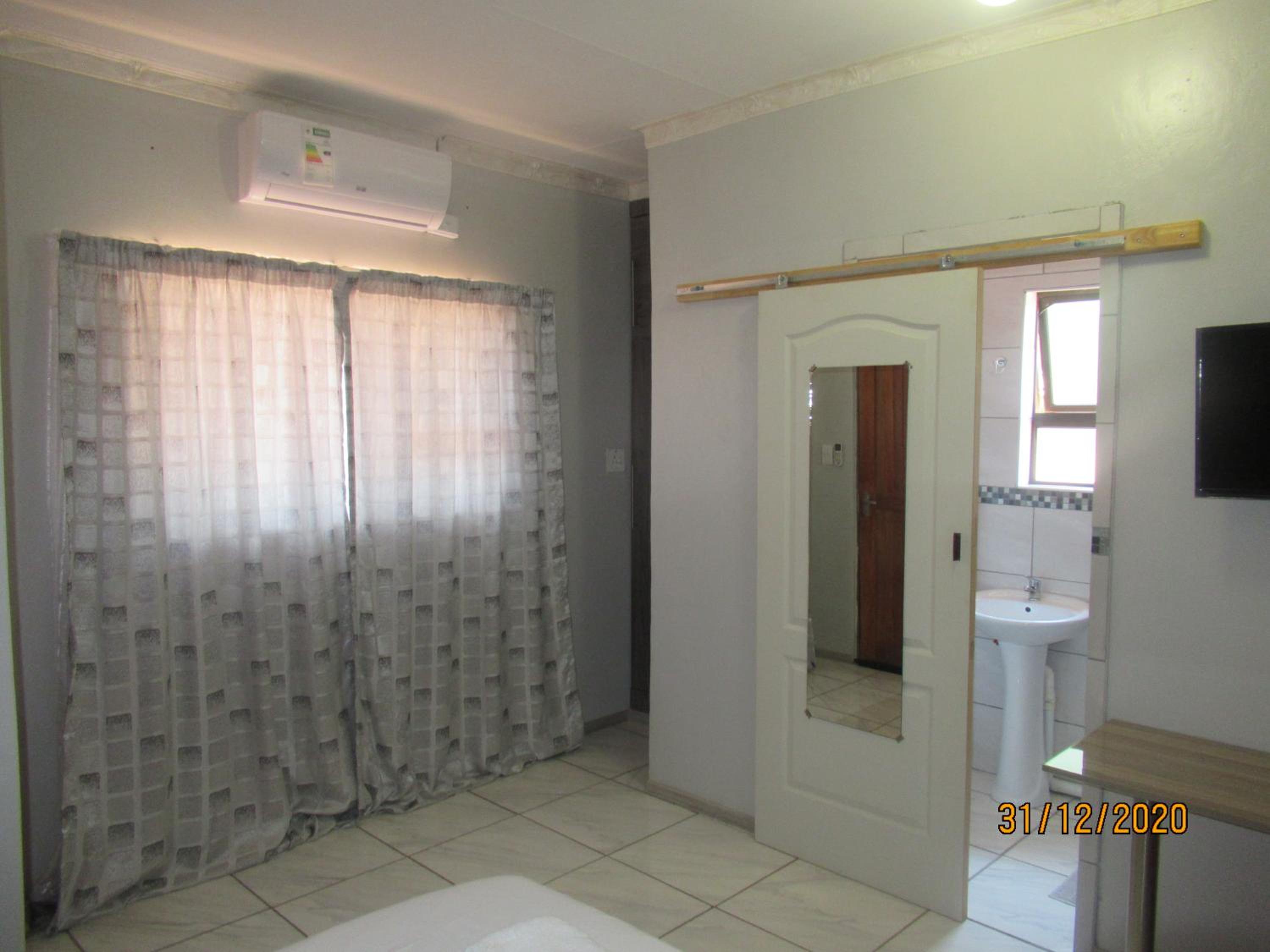 Queen Room - Photo 12