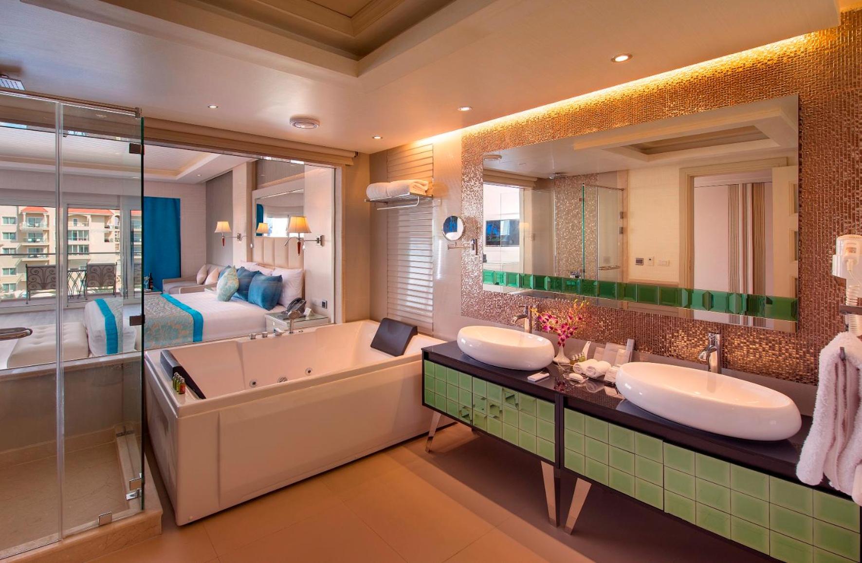 Jacuzzi Deluxe Junior Suite Sea and Pool View with VIP Package - Photo 3