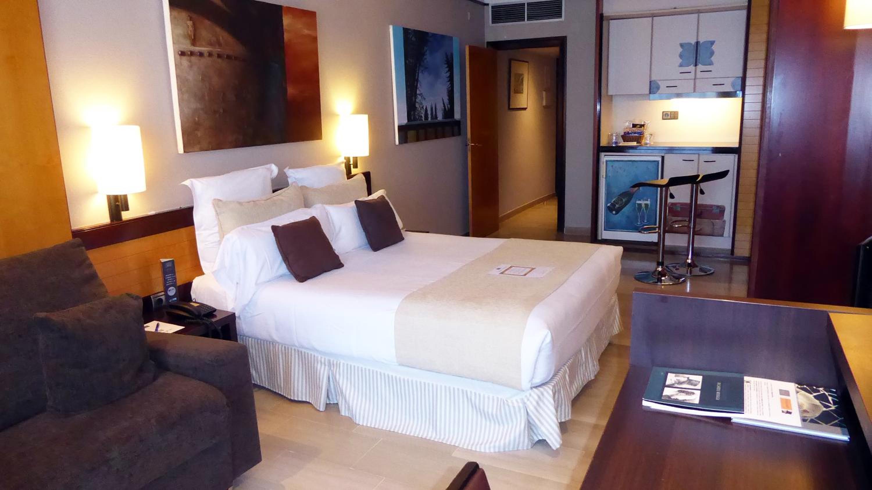 Deluxe Double or Twin Room with Balcony and Sea View - Photo 6
