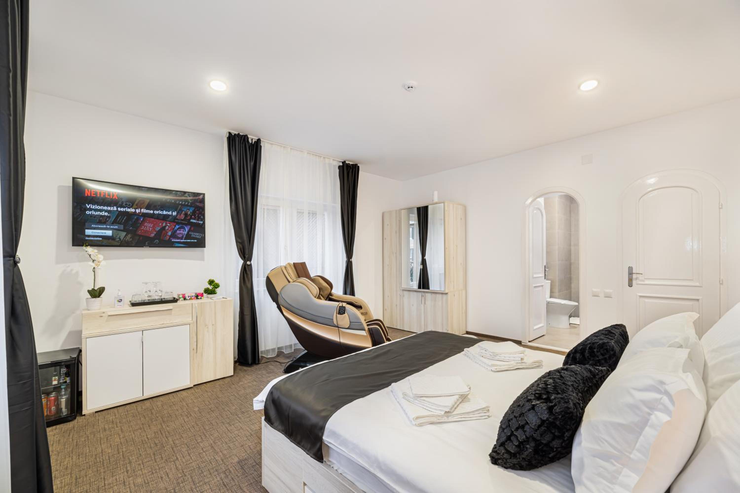 Deluxe Double Room with Balcony - Photo 18
