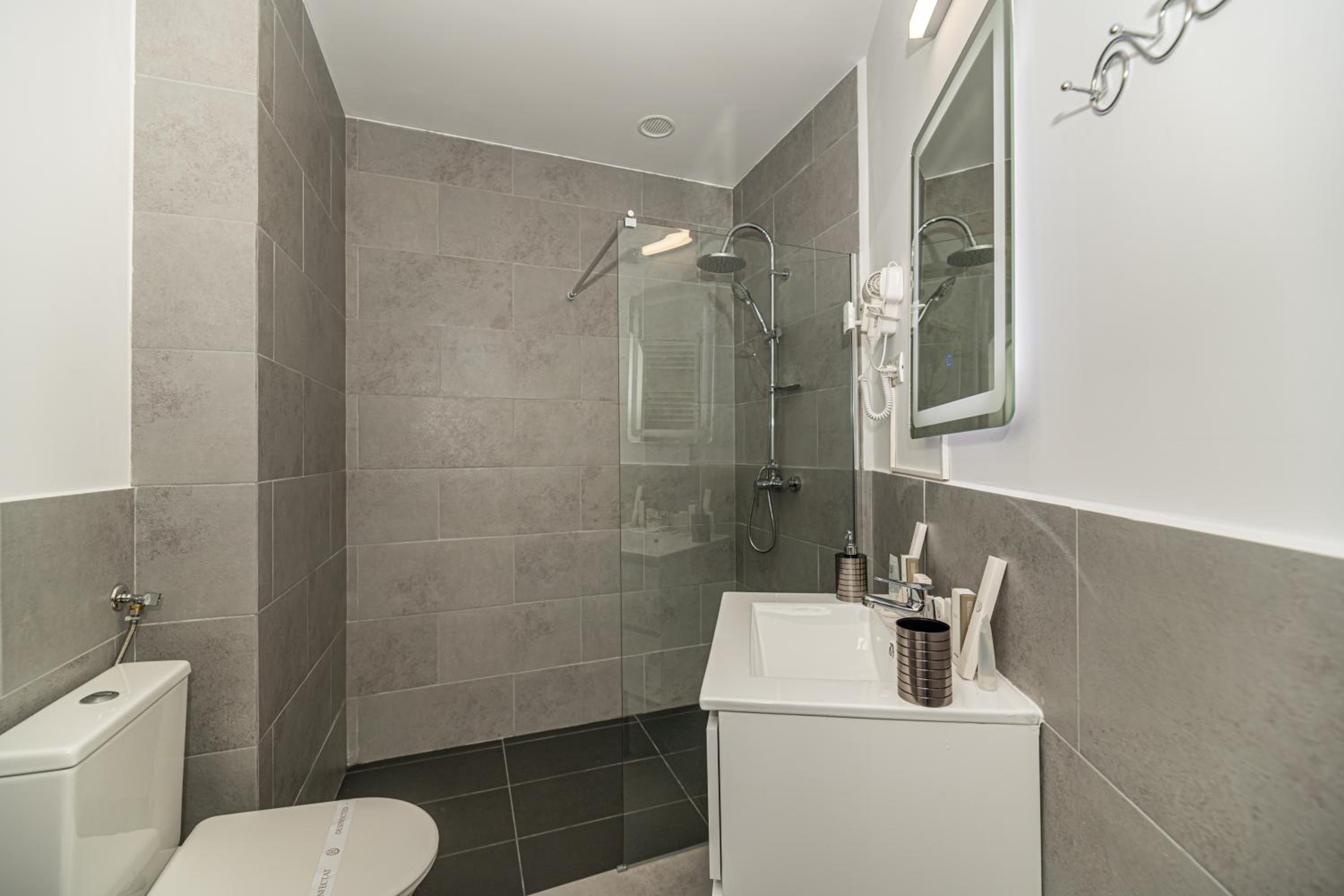 Deluxe Double Room with Balcony - Photo 17