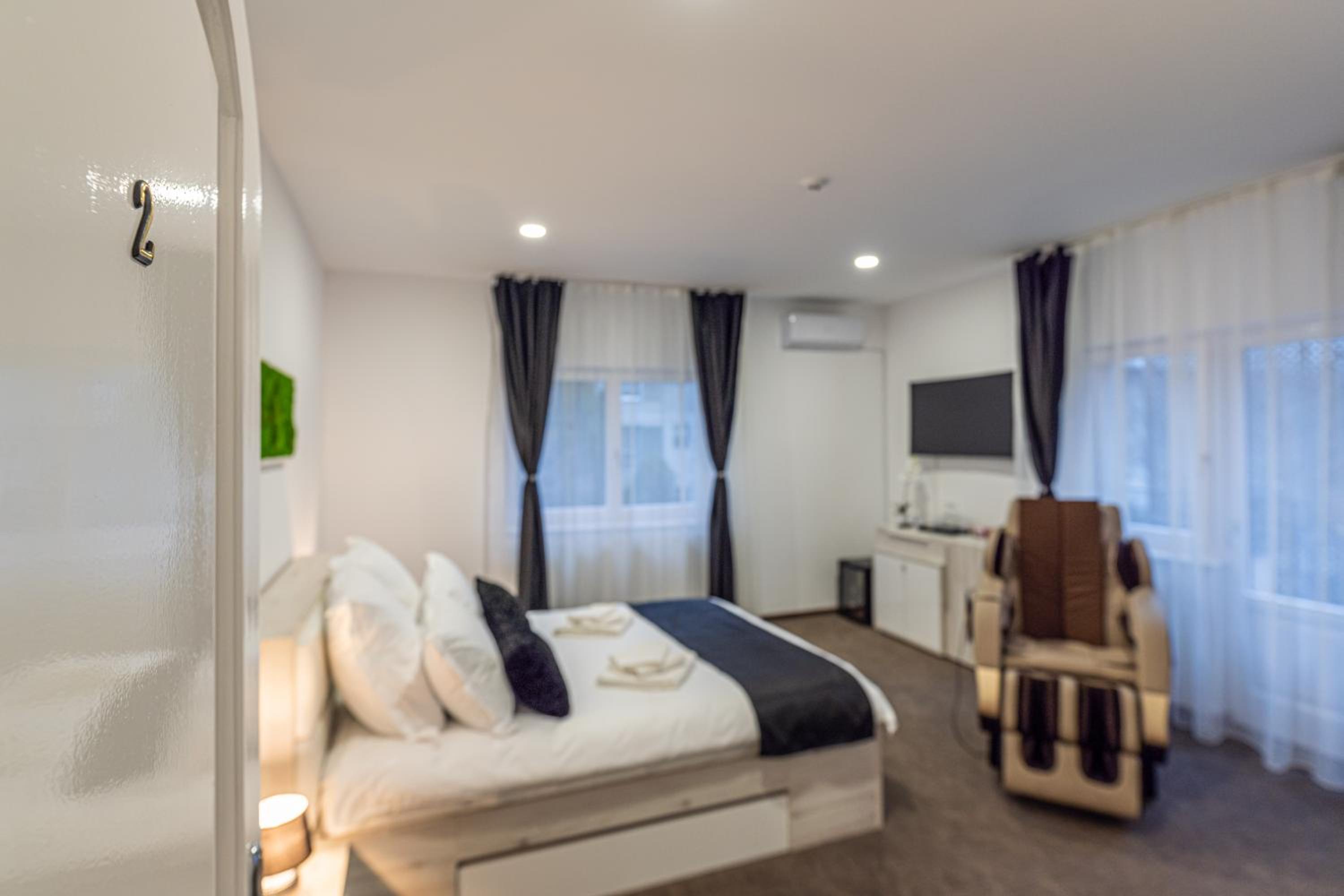 Deluxe Double Room with Balcony - Photo 13