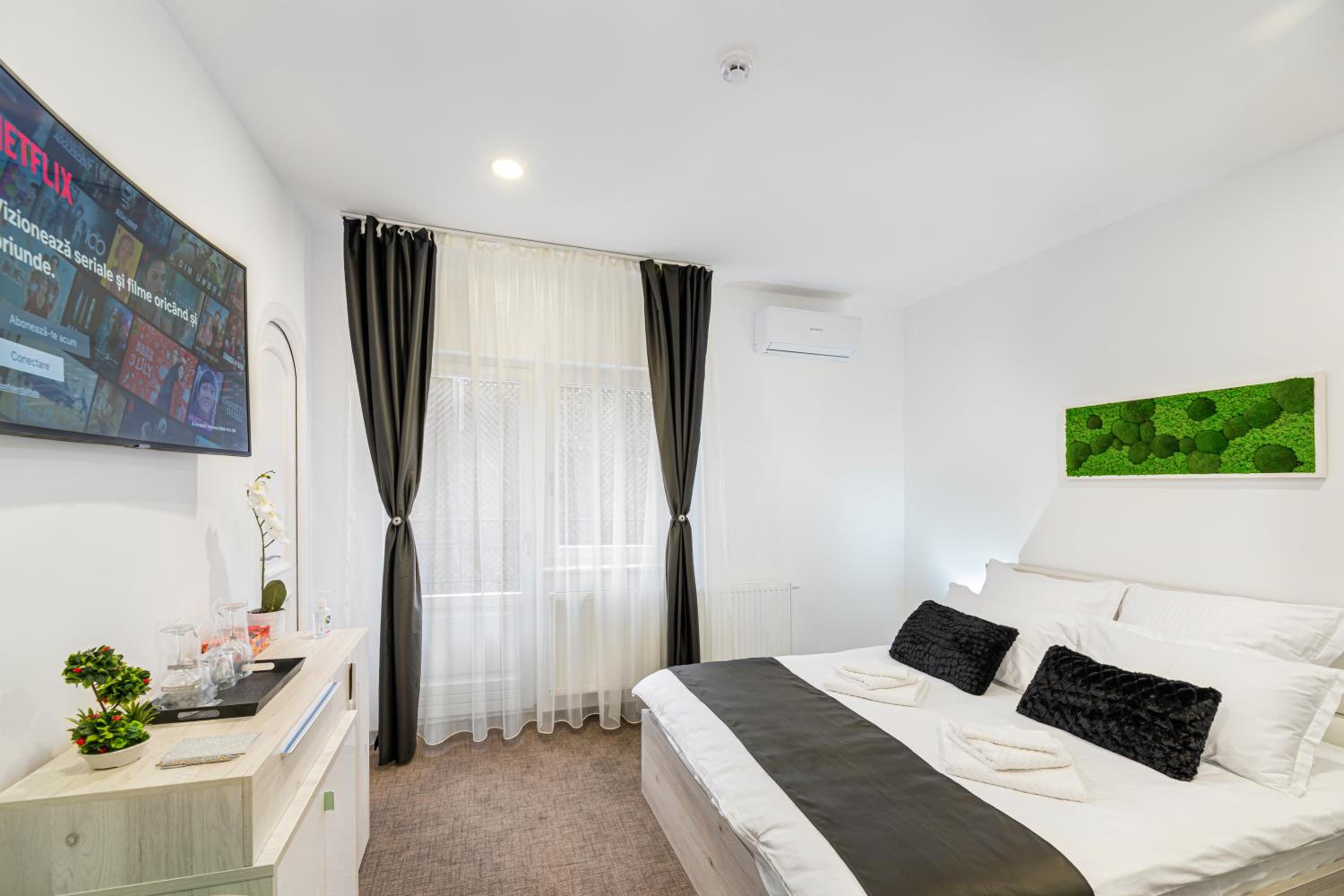 Deluxe Double Room with Balcony - Photo 4