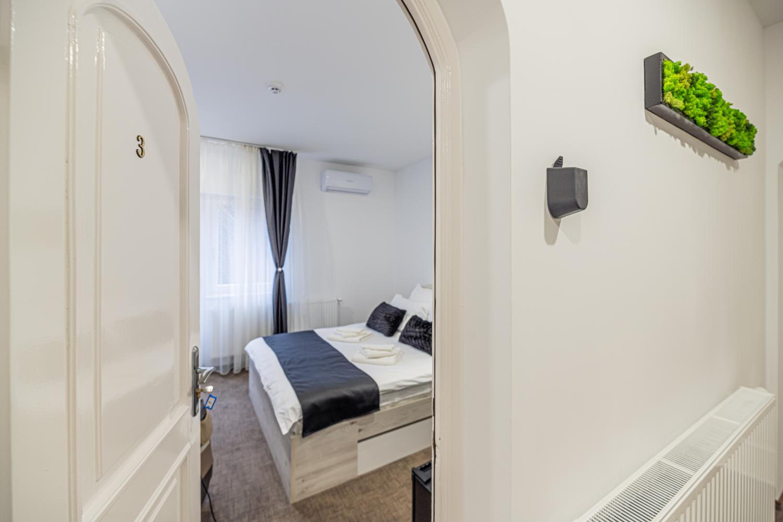 Deluxe Double Room with Balcony - Photo 3